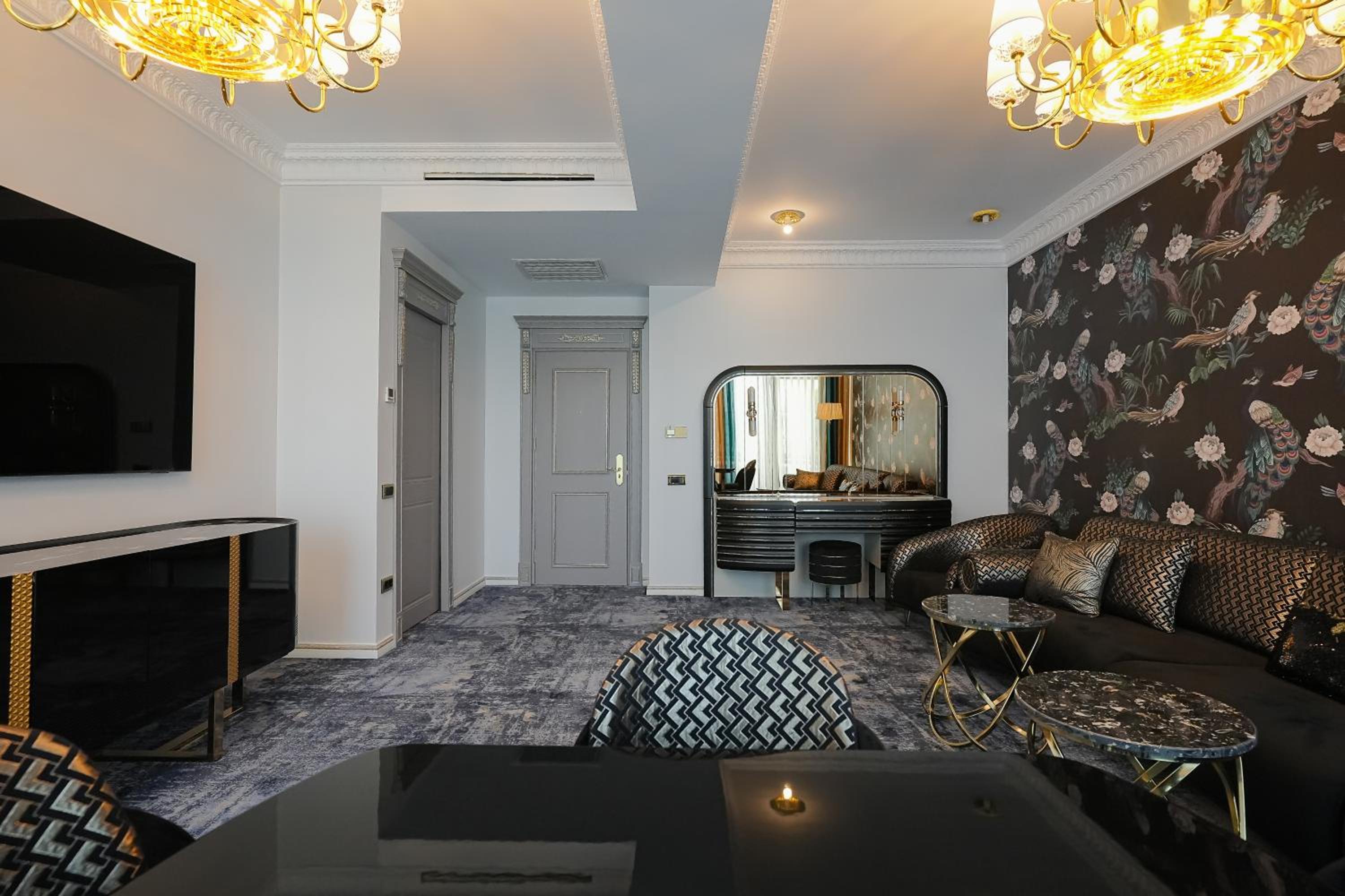 Deluxe King Suite - Photo 11