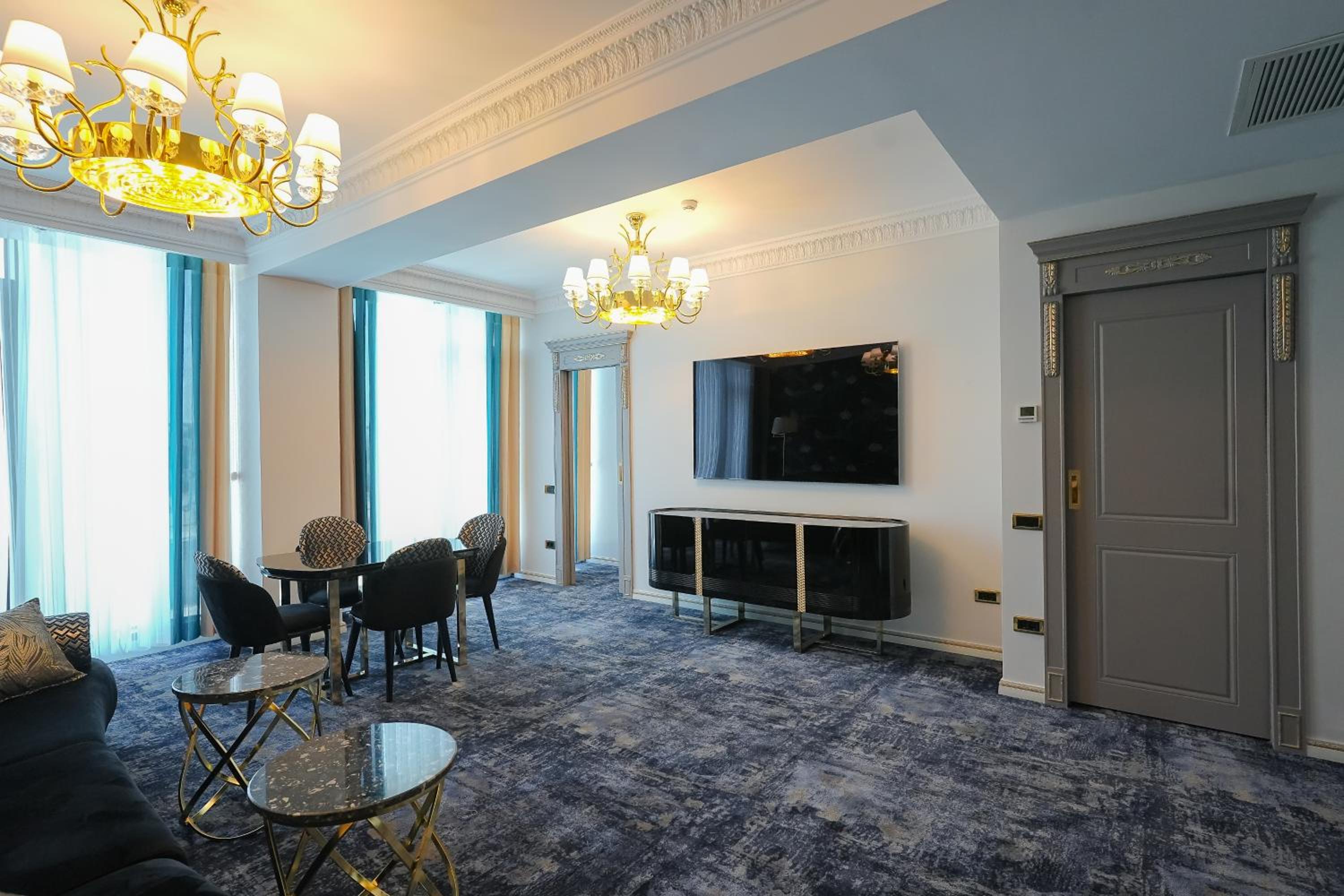 Deluxe King Suite - Photo 12