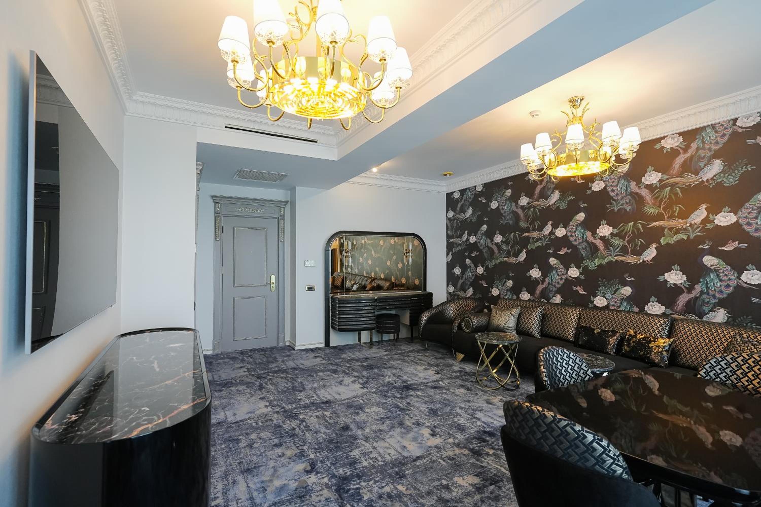 Deluxe King Suite - Photo 10