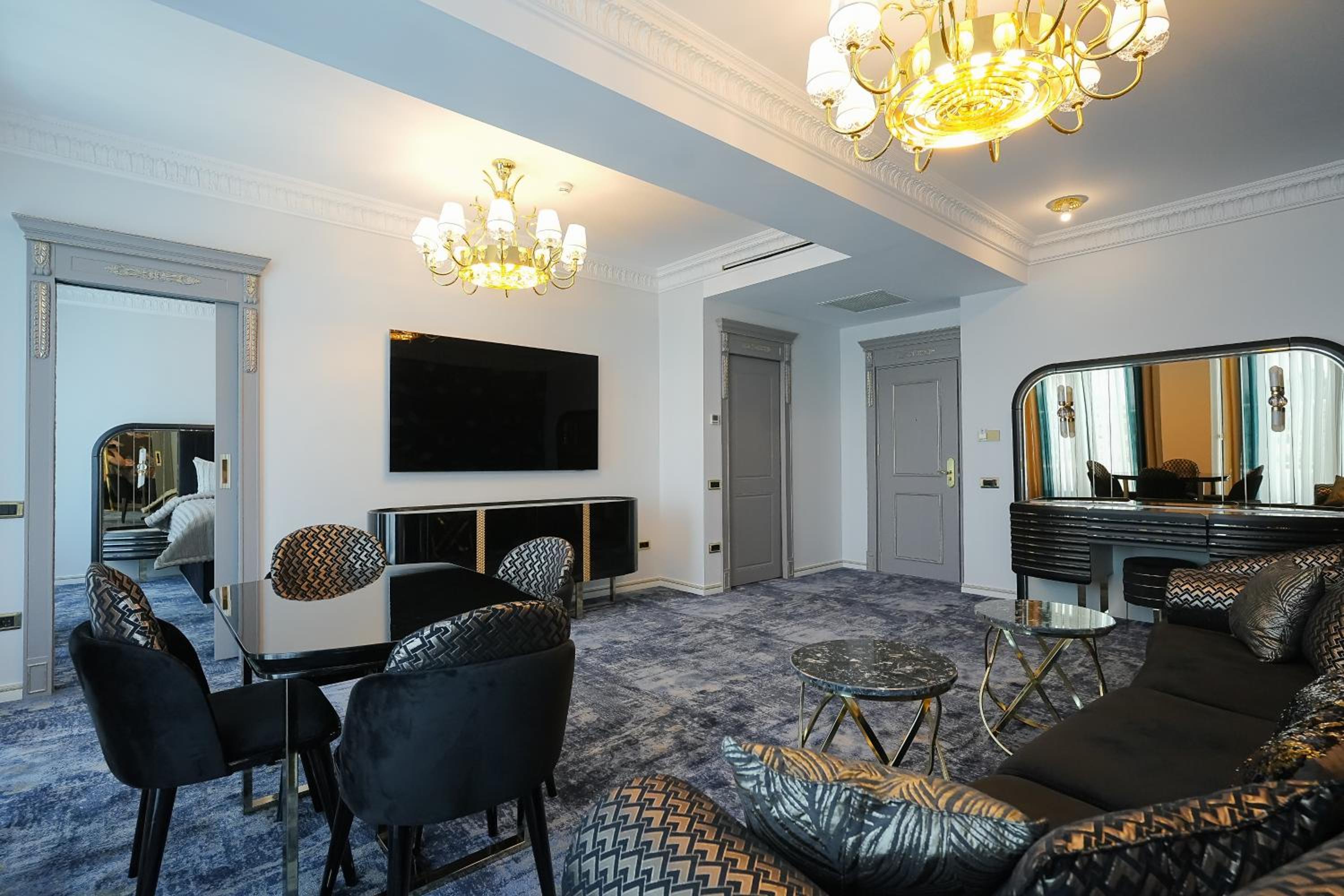 Deluxe King Suite - Photo 9