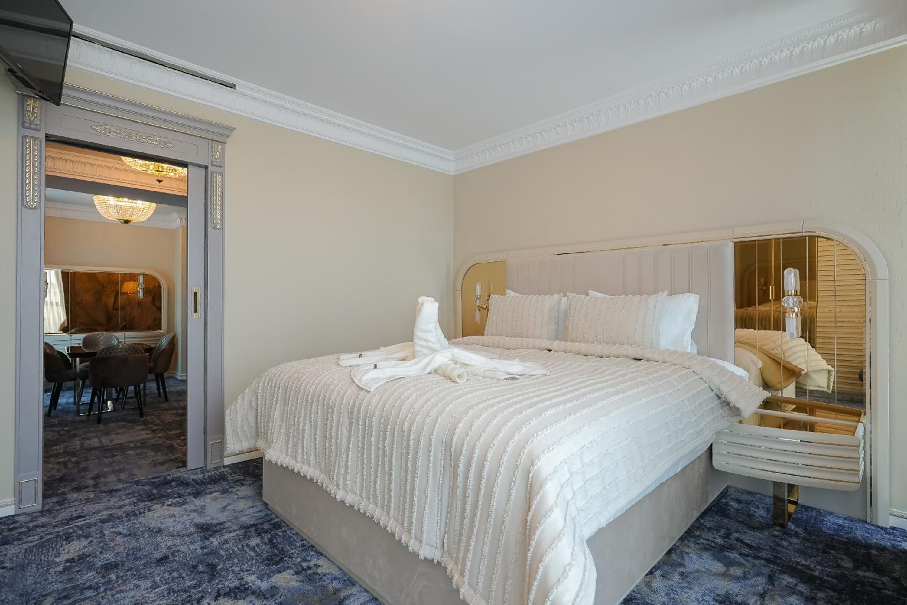 Deluxe Suite - Photo 13