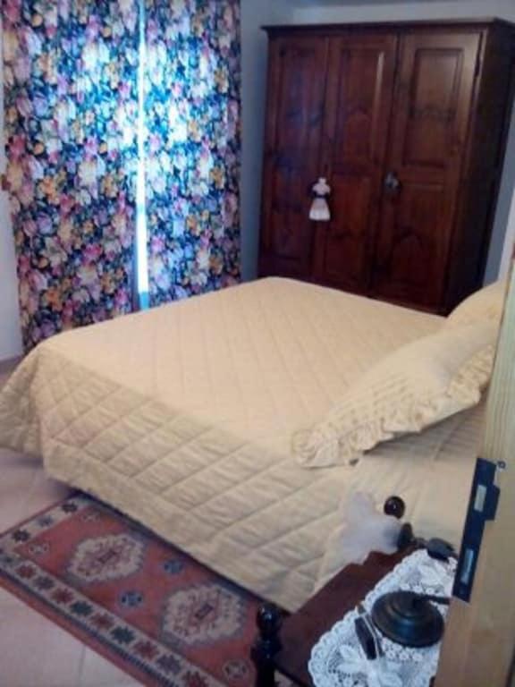 Six-Bedroom House photo 3