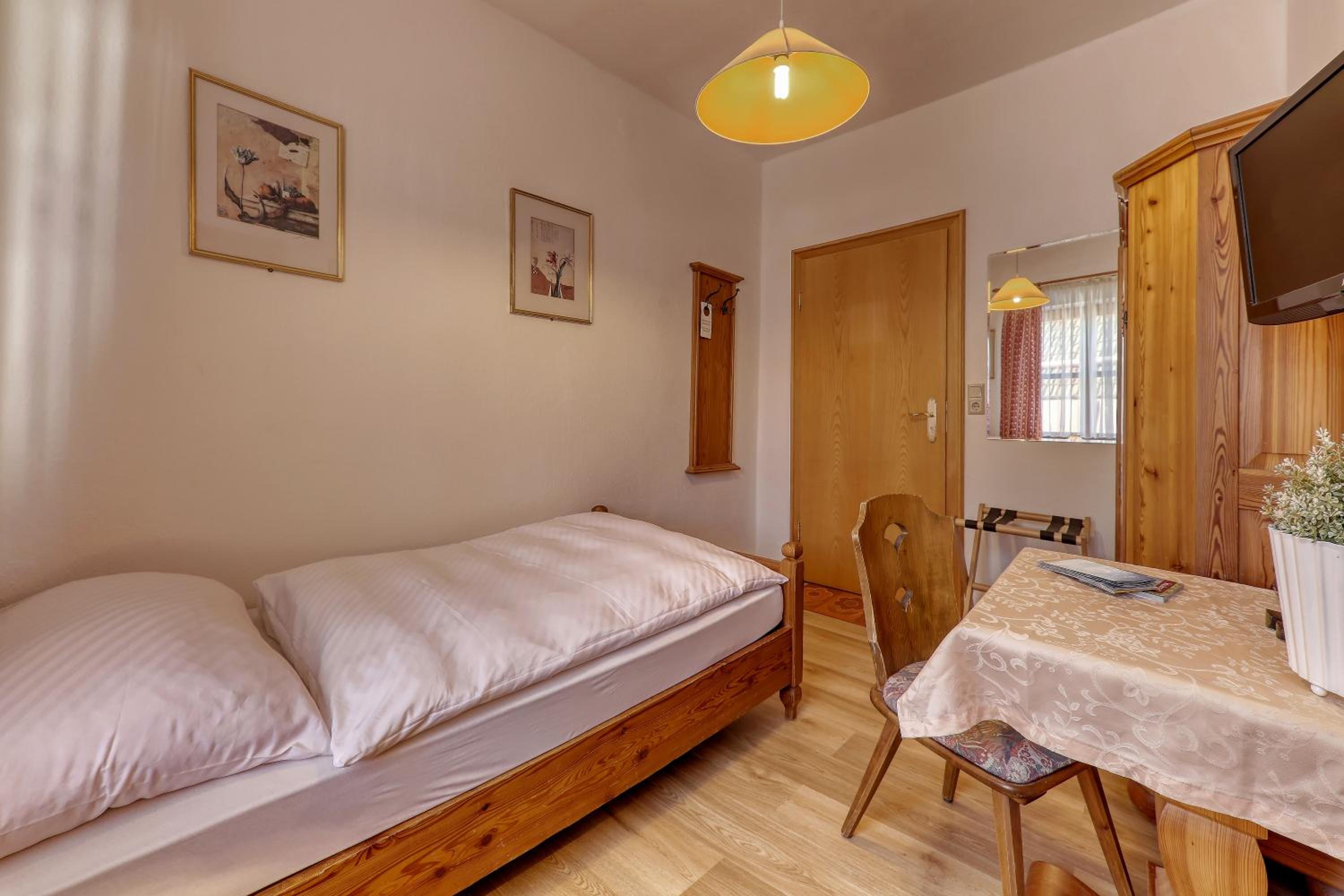 Single Room with Bathroom photo 2