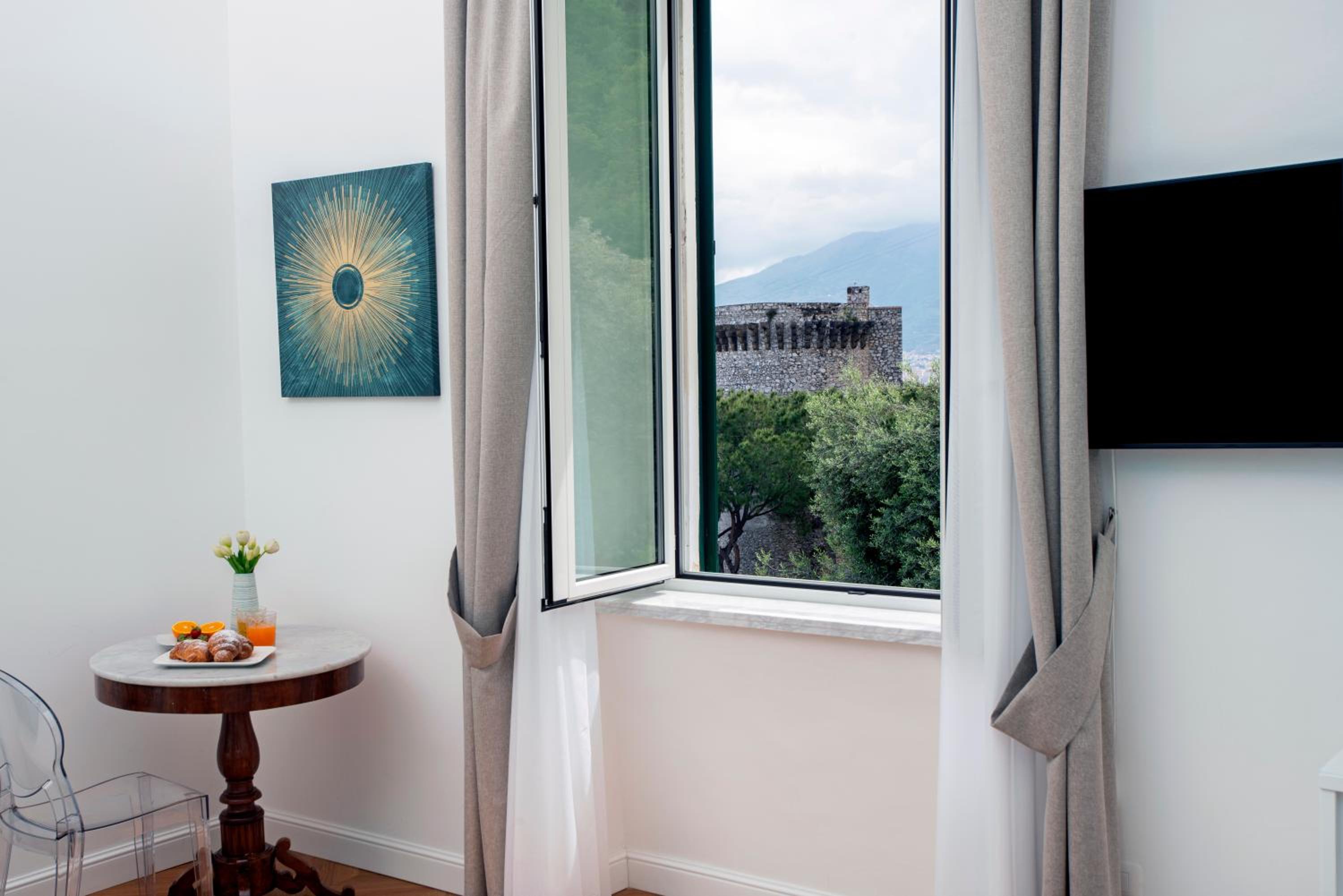 Deluxe Double Room with Castle View - Photo 5