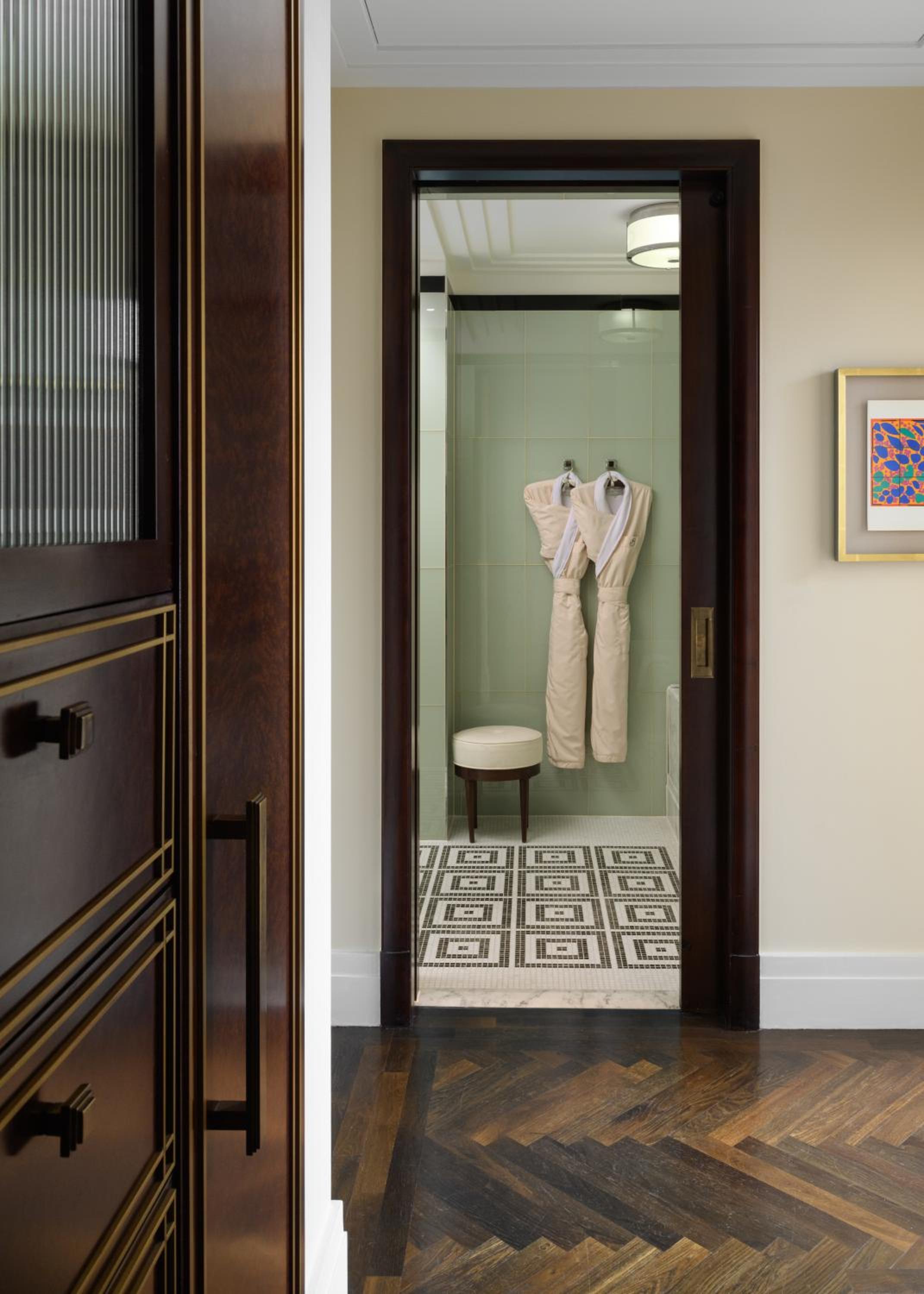 One-Bedroom Classic Suite thumbnail 5