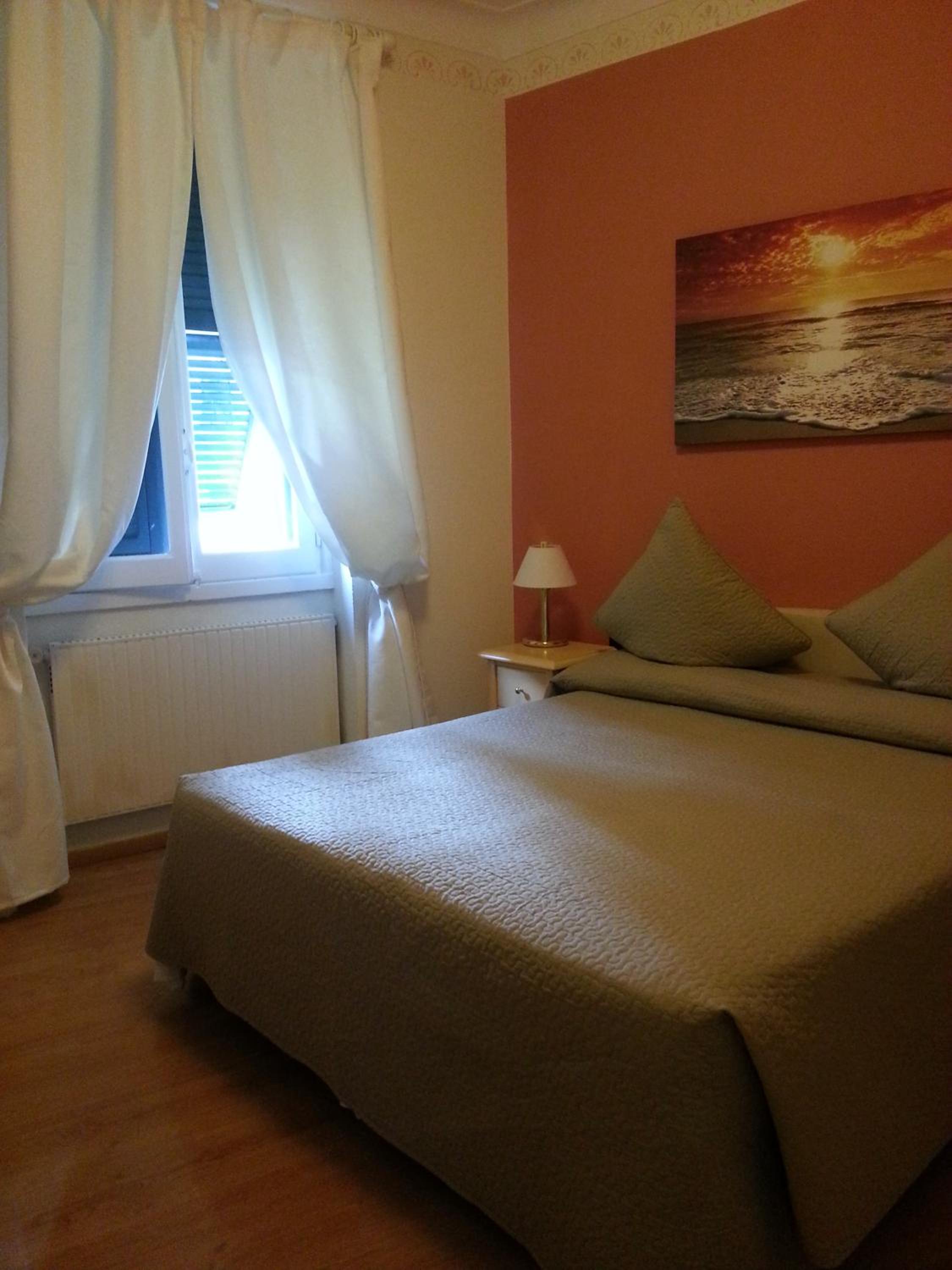 Double Room with Private External Bathroom - Photo 5