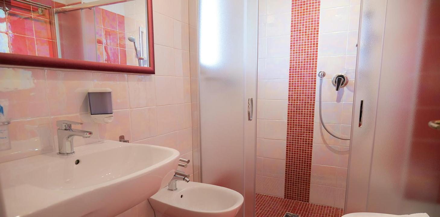 Double Room with Balcony - Photo 4