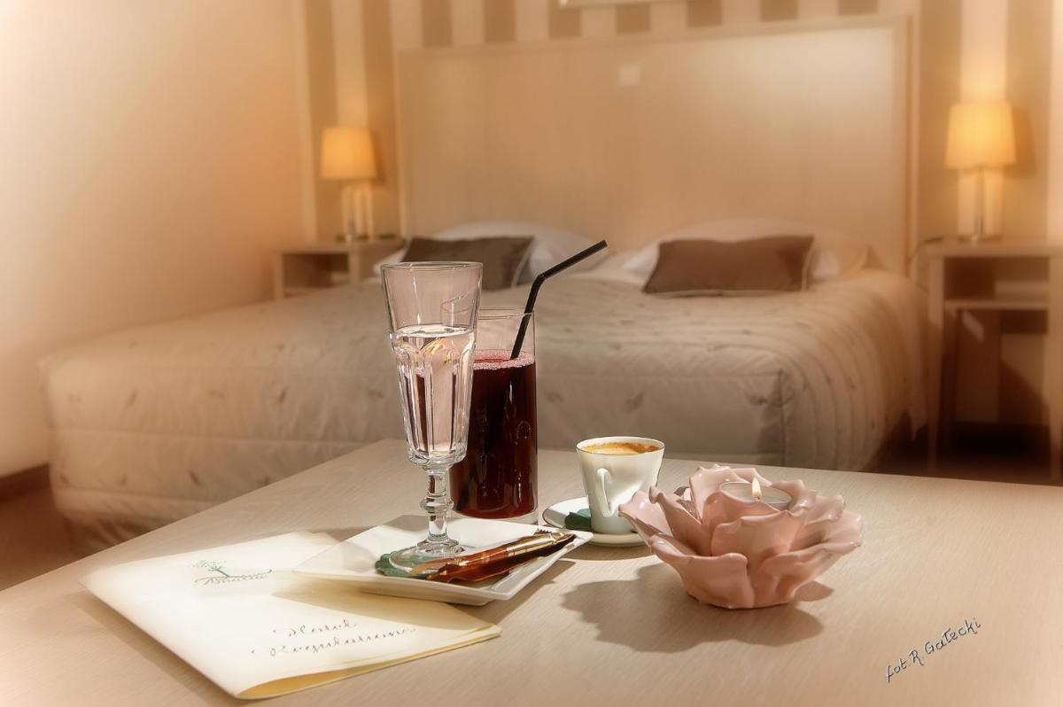 Standard Double or Twin Room - Photo 9