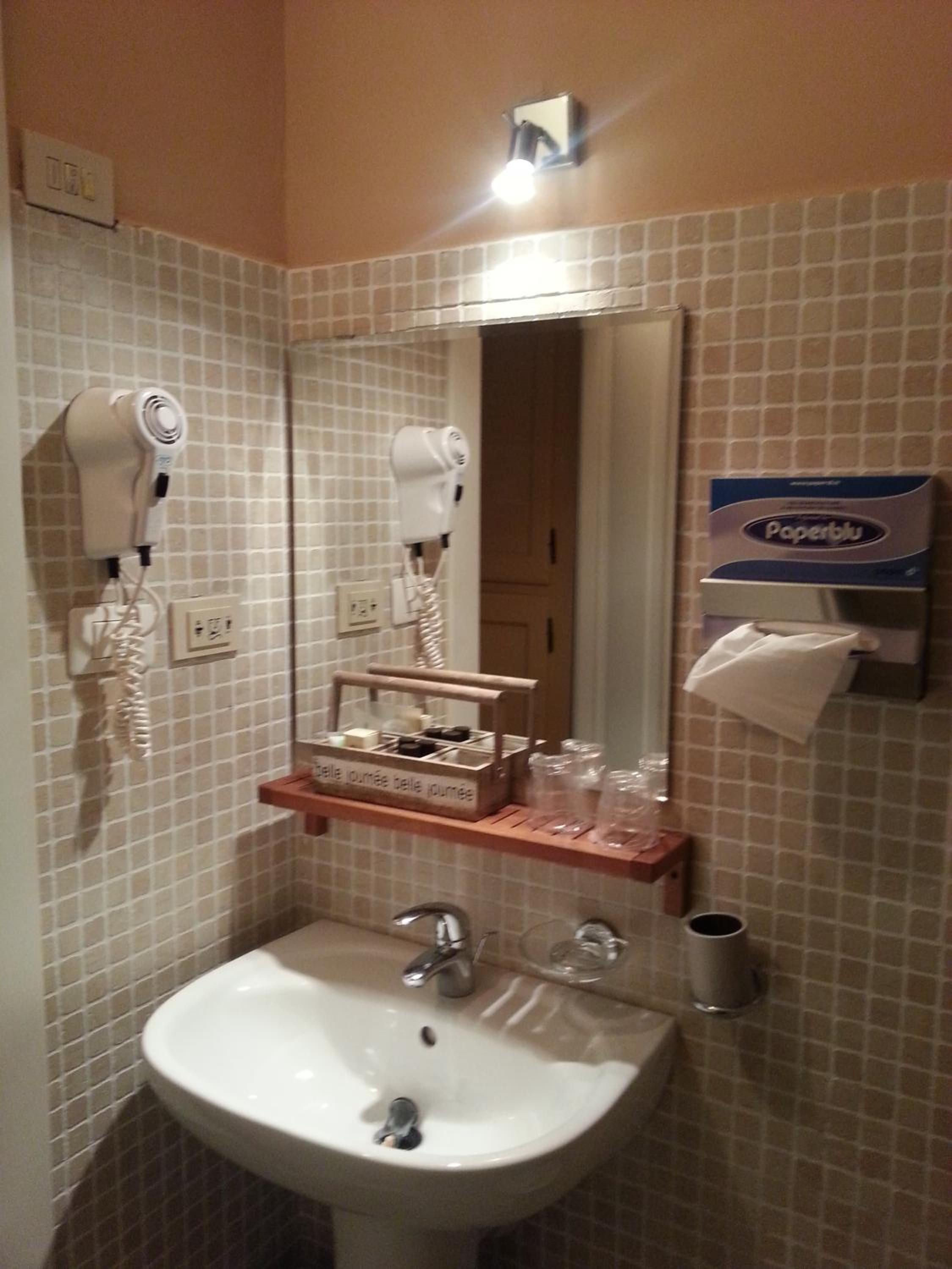 Double Room with Private External Bathroom - Photo 4