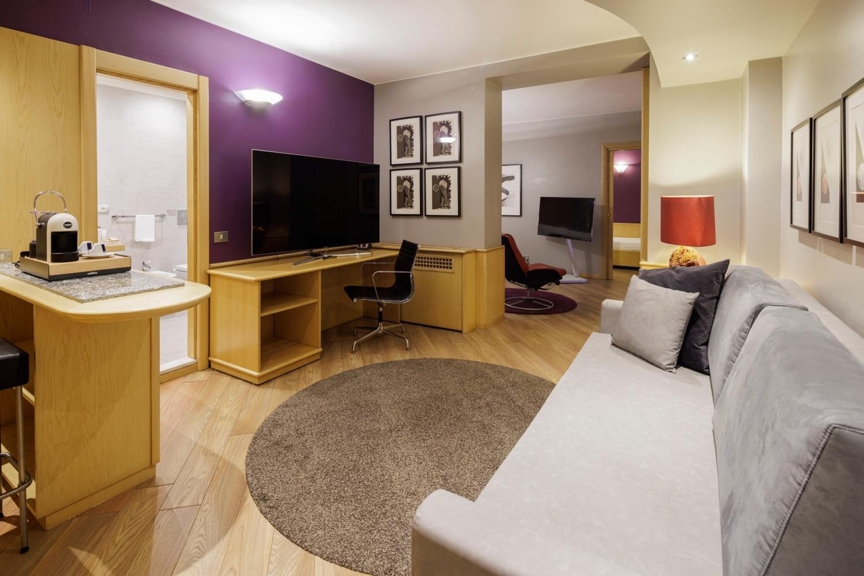 Junior Queen Suite with One Single Bed - Photo 9