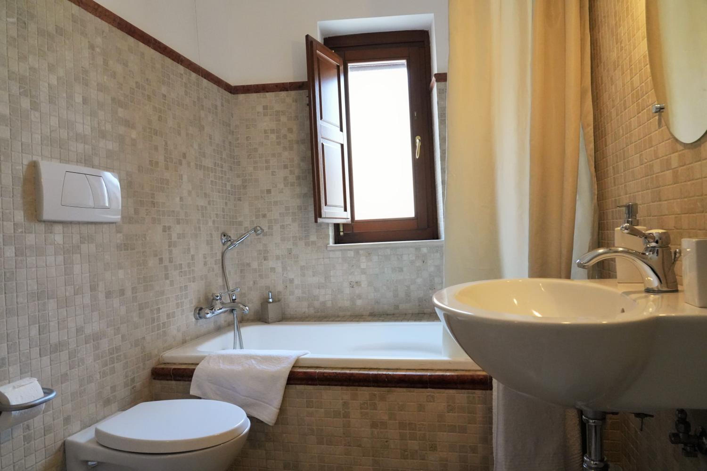Standard Quadruple Room - Photo 8