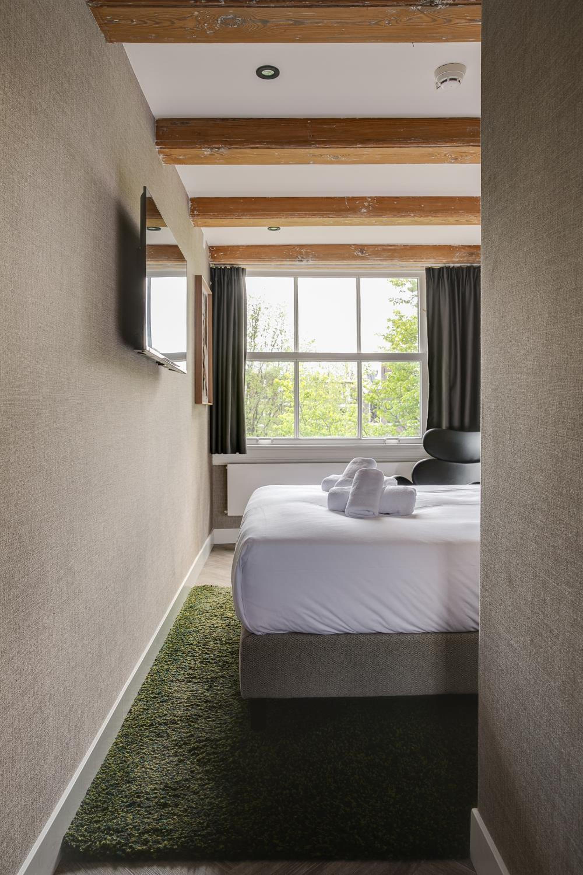 Cozy Double Room with Canal View thumbnail 5