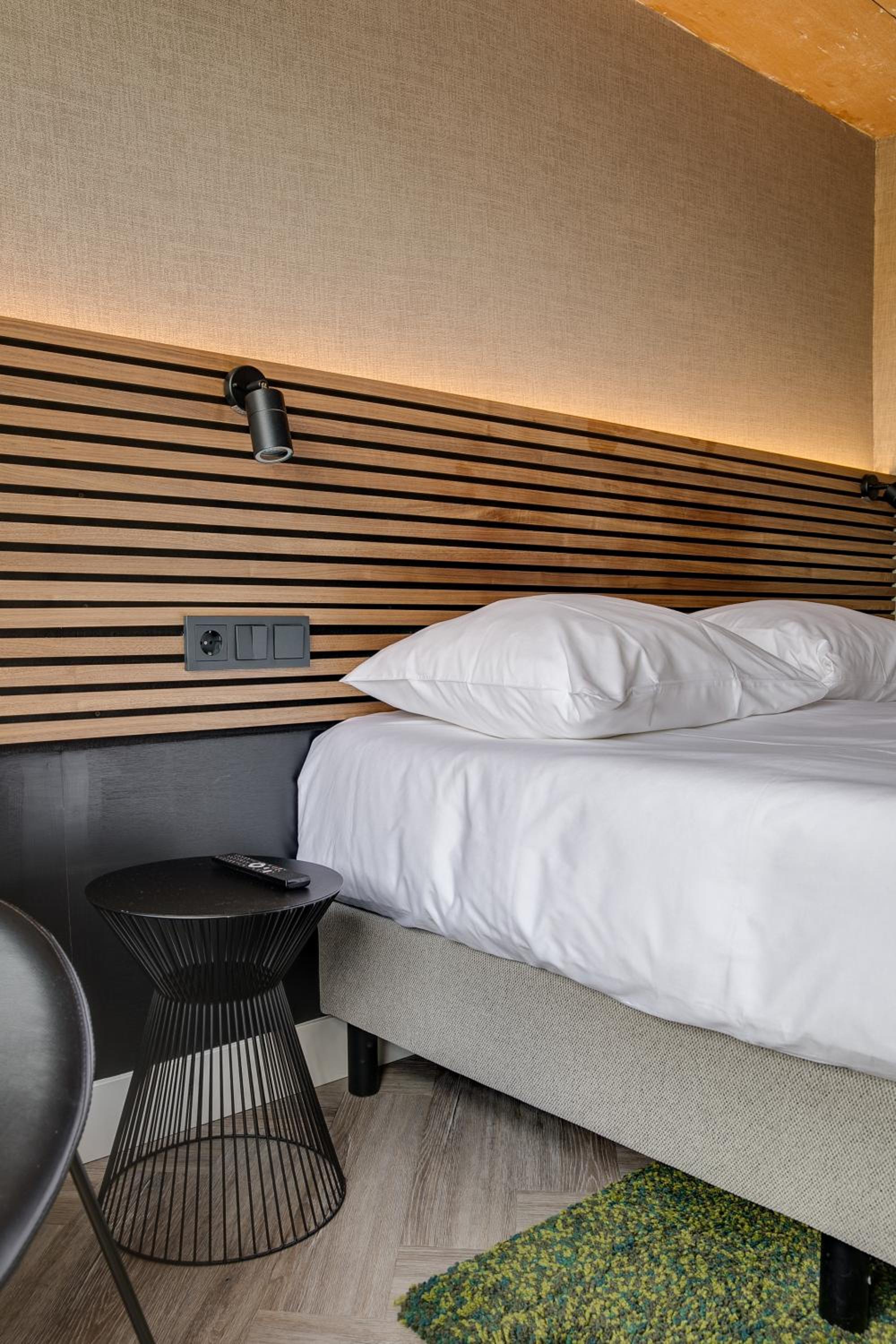 Cozy Double Room with Canal View thumbnail 6