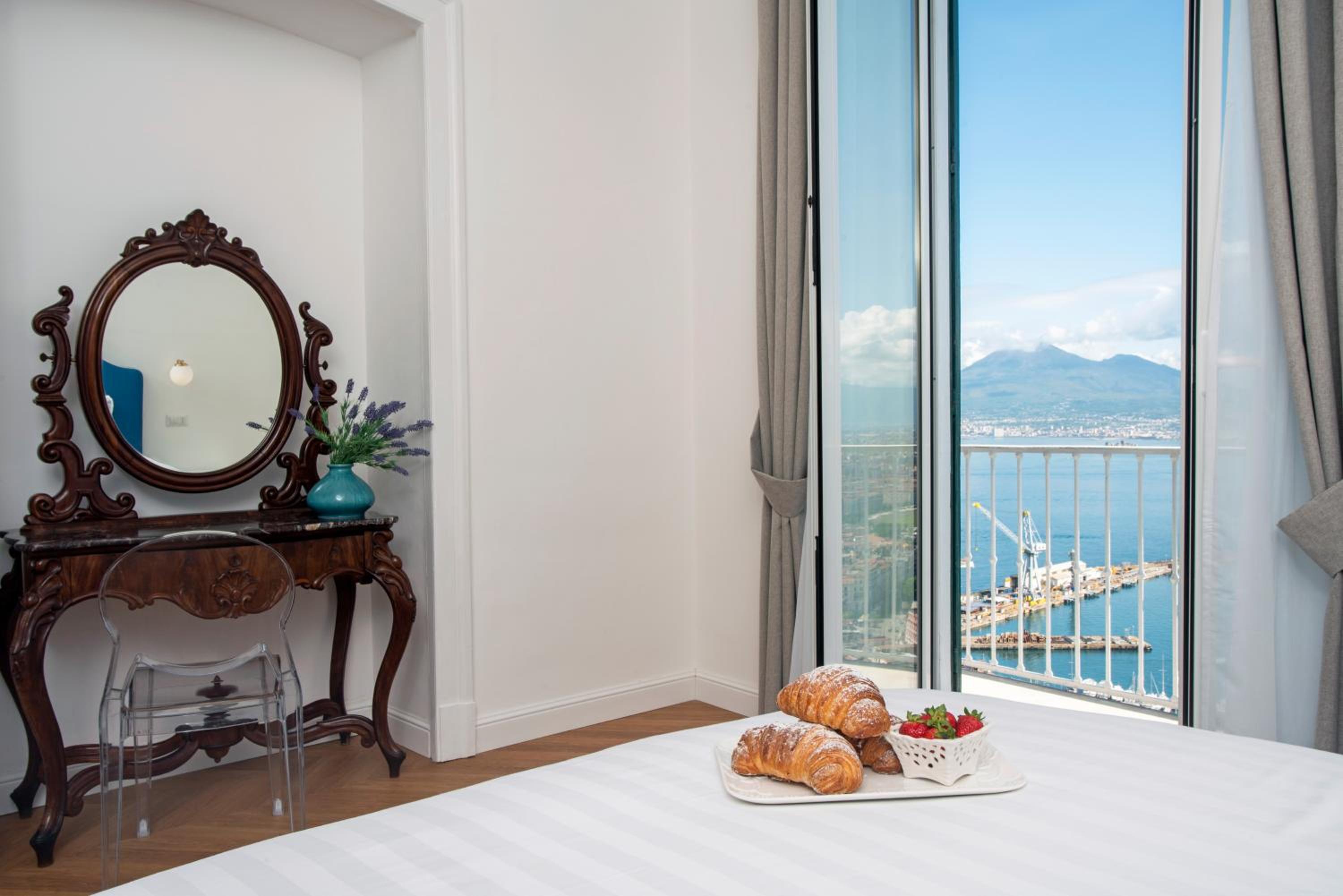 Deluxe Double Room with Sea View - Photo 3