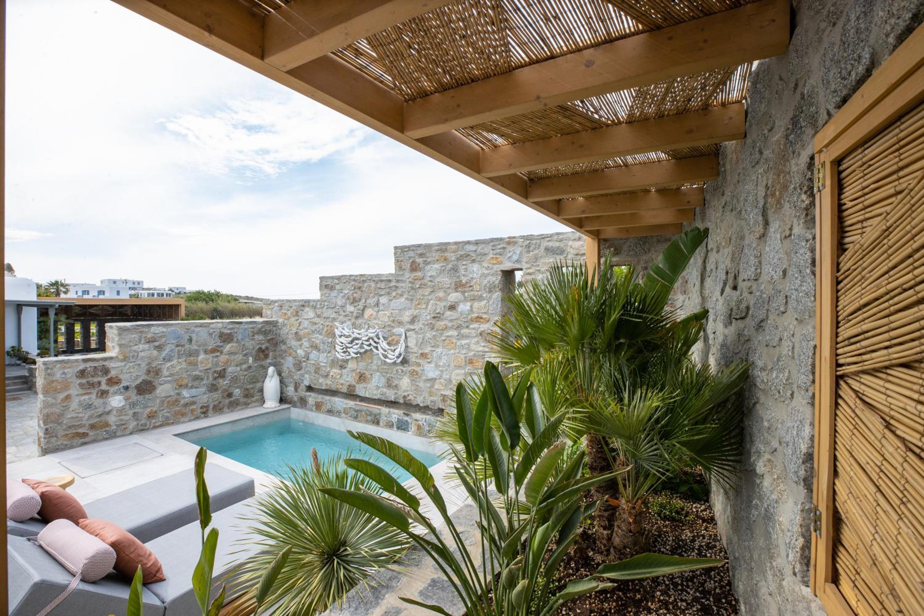 Brilliant Topaz suite with Private Heated Pool photo 2