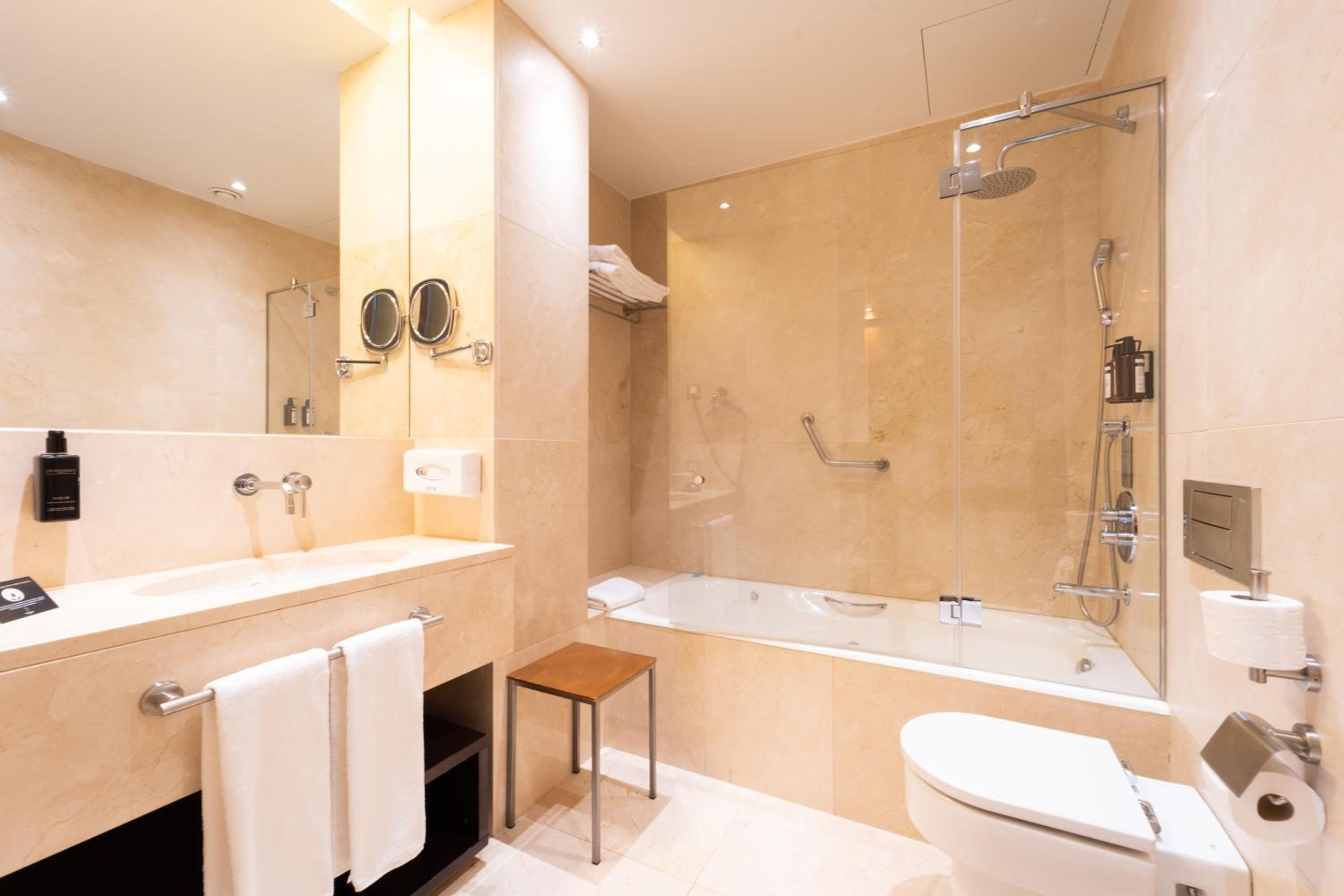 Business Double Room with FREE Parking photo 2