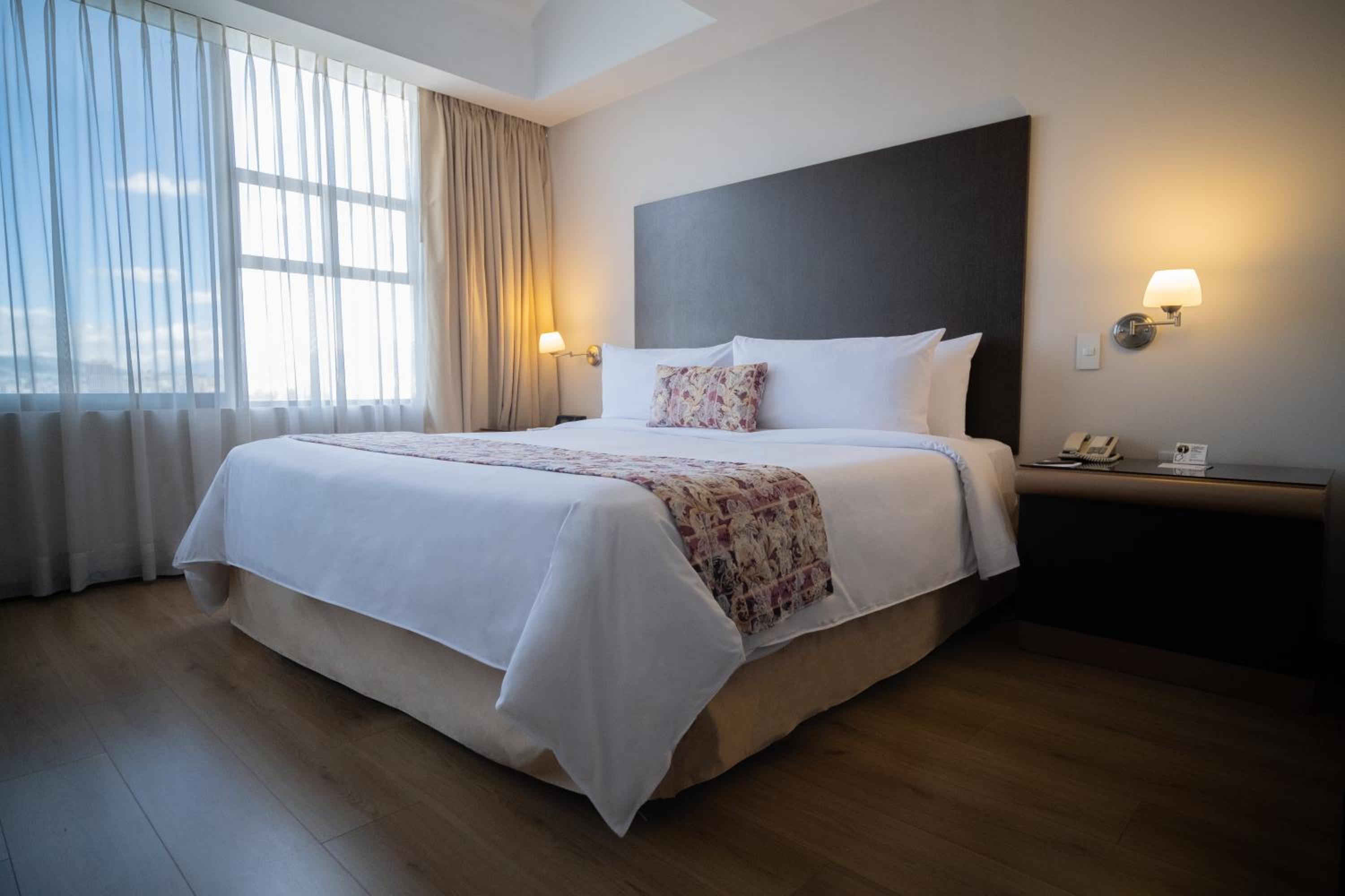 King Room - Non-Smoking - Photo 6