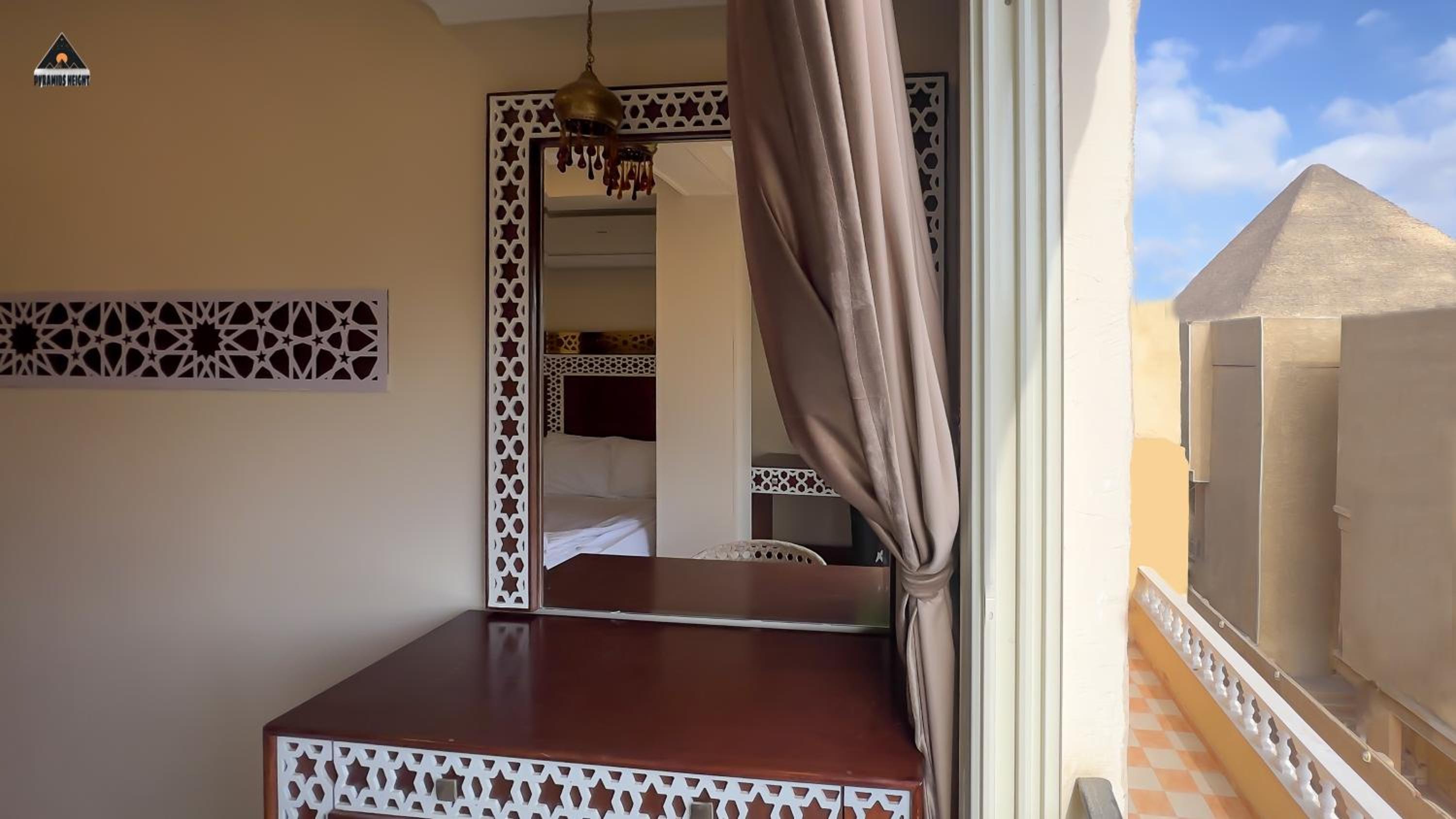 Deluxe Twin Room with Partial Pyramids View photo 2
