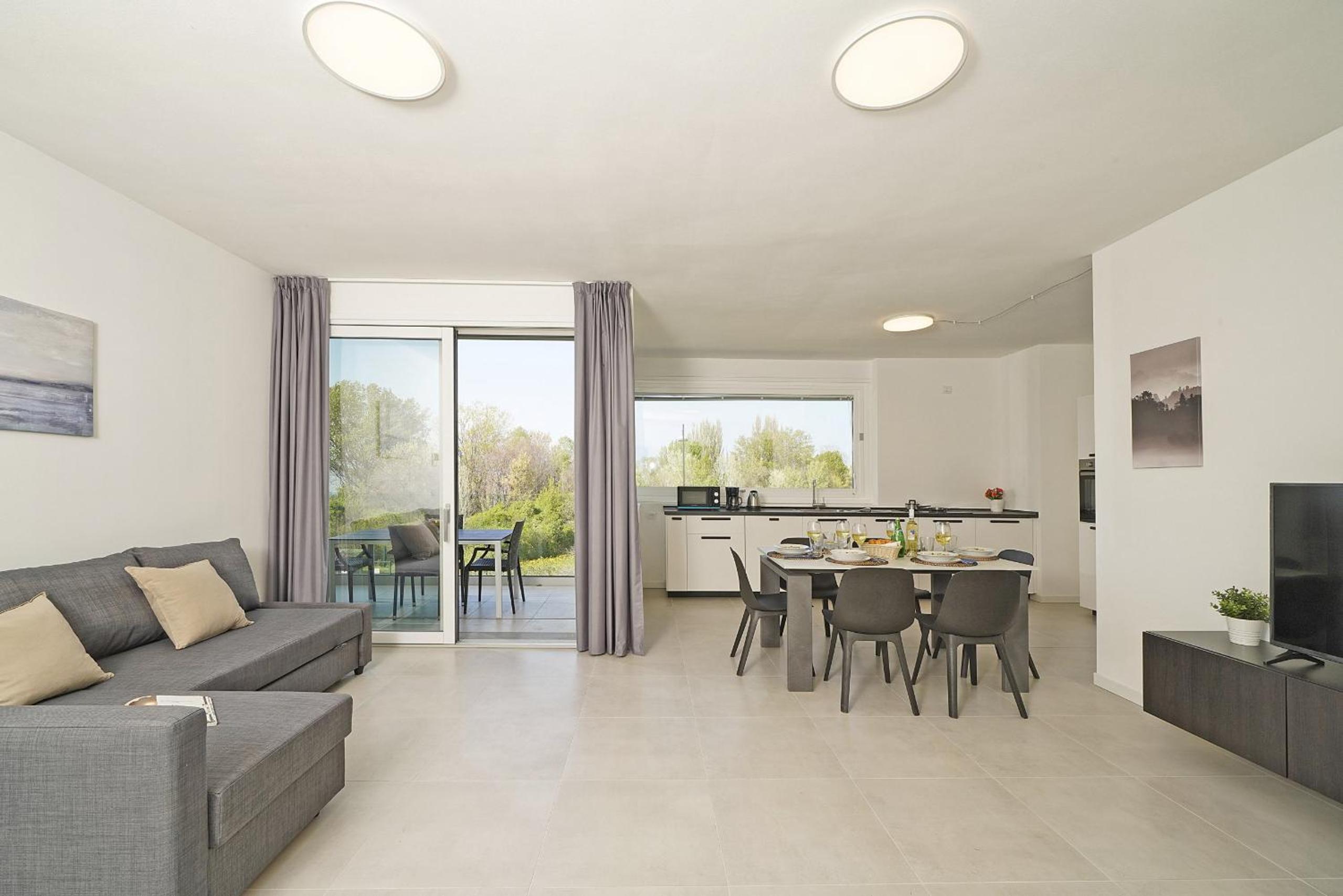 Apartment With Pool View 