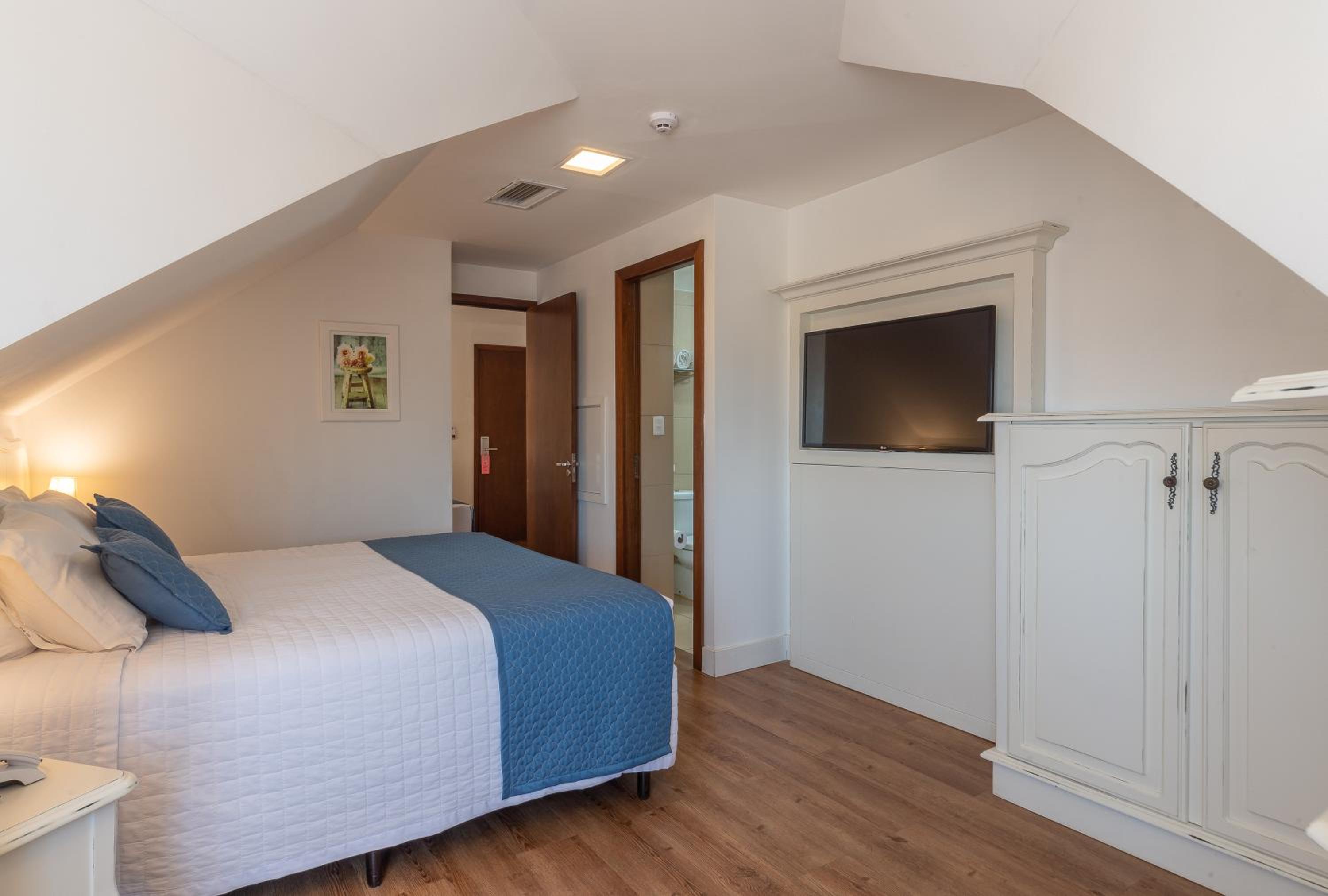 Suite with Spa Bath thumbnail 5