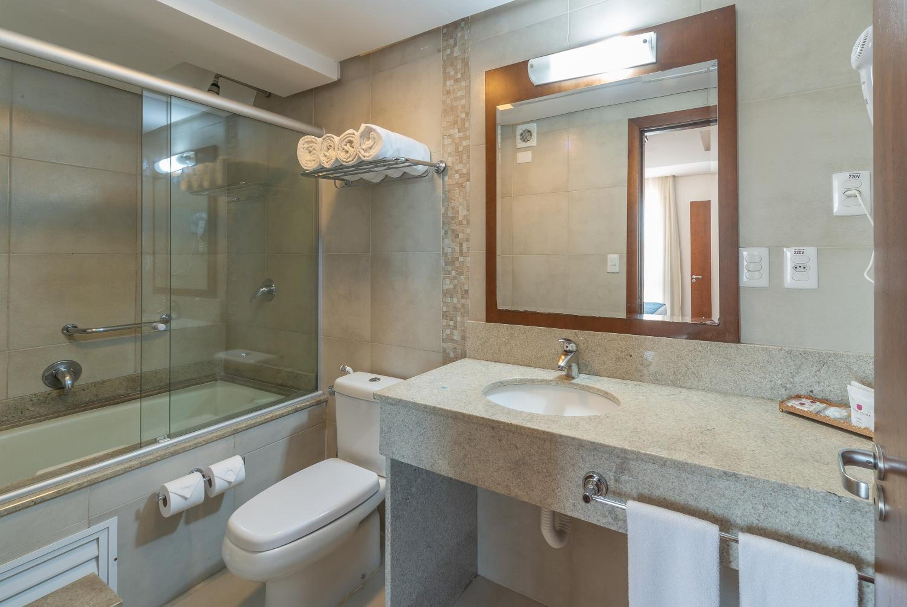 Deluxe Suite with Spa Bath thumbnail 5