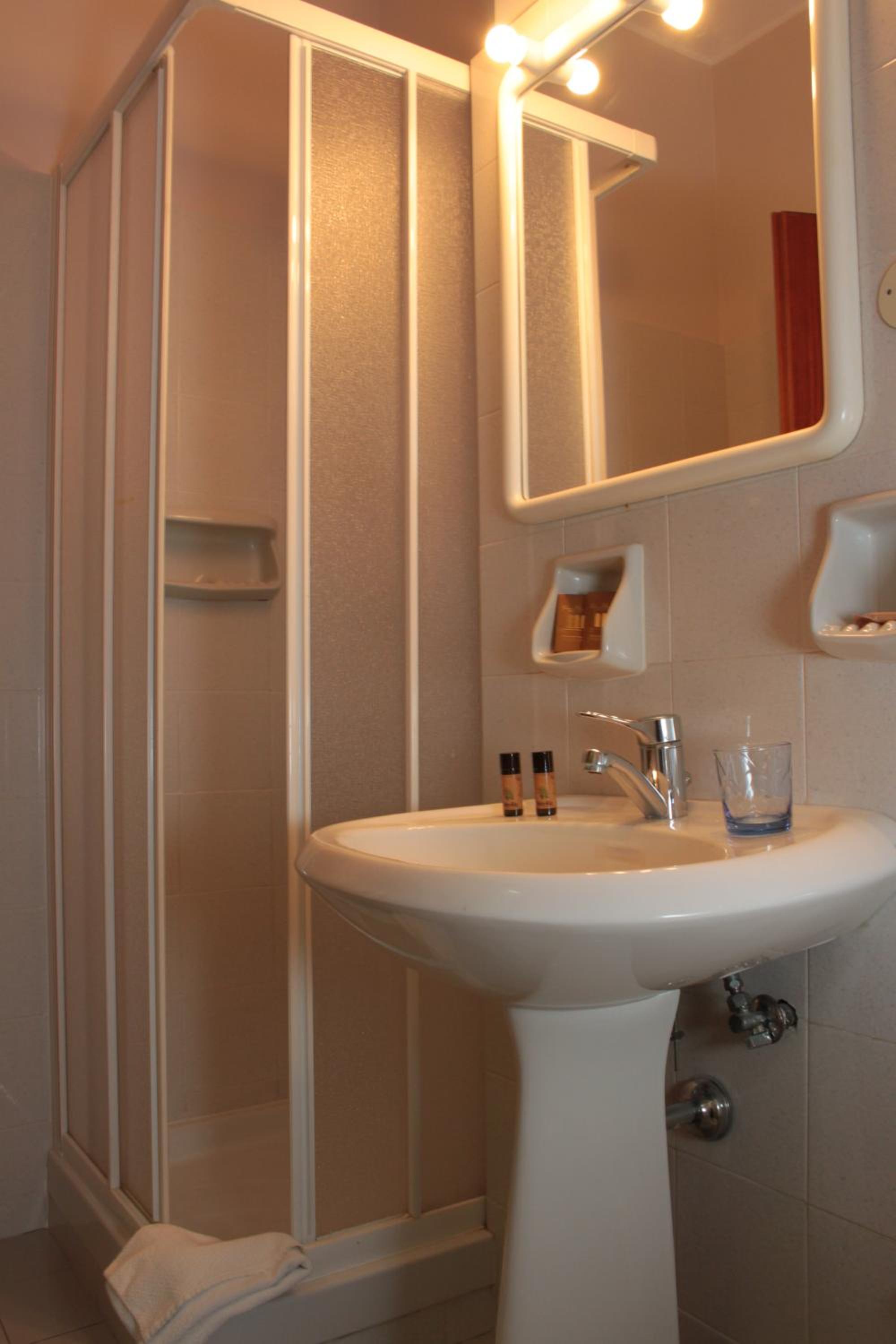 Double or Twin Room - Photo 2