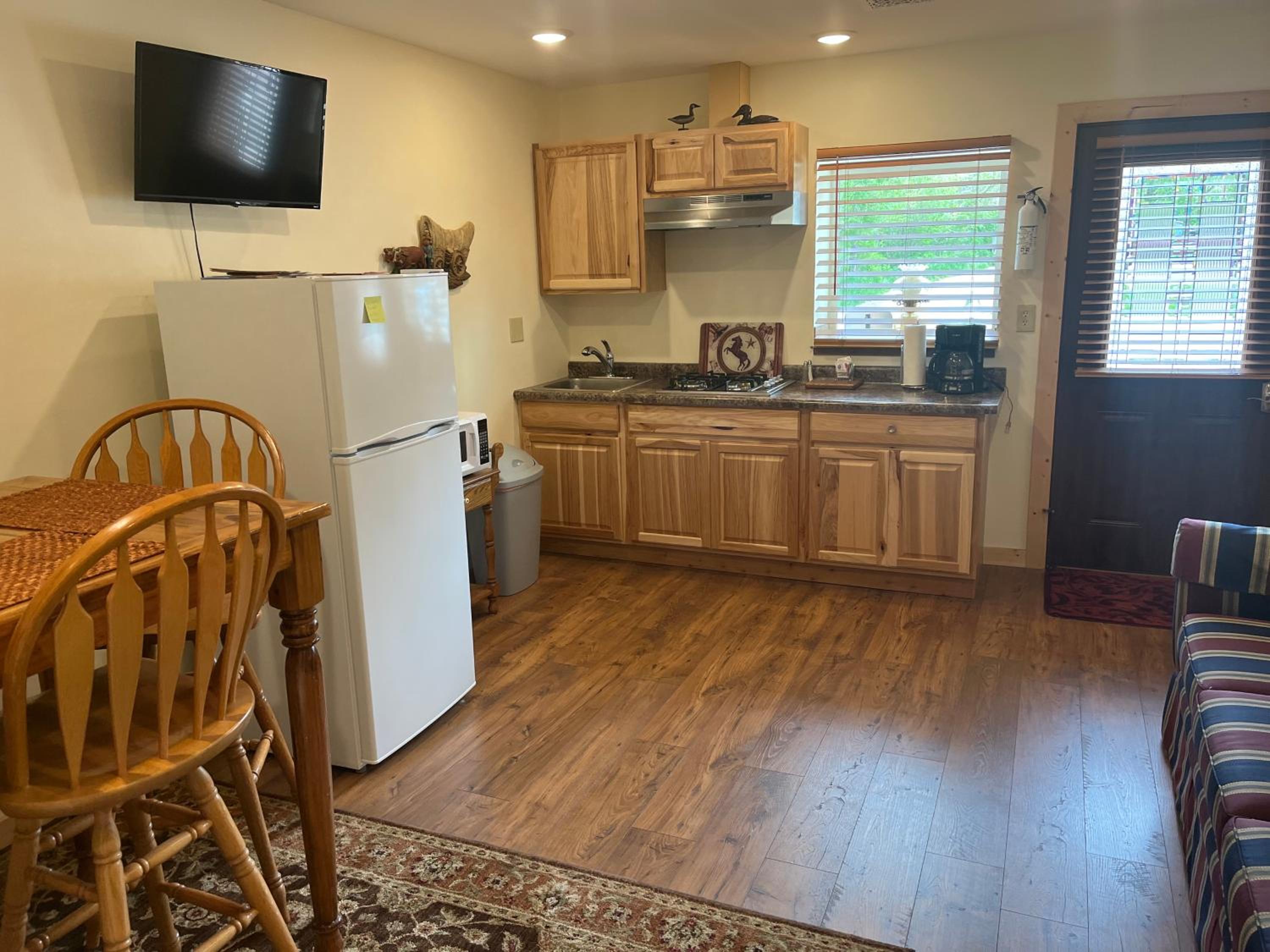 Deluxe King Suite - Photo 6