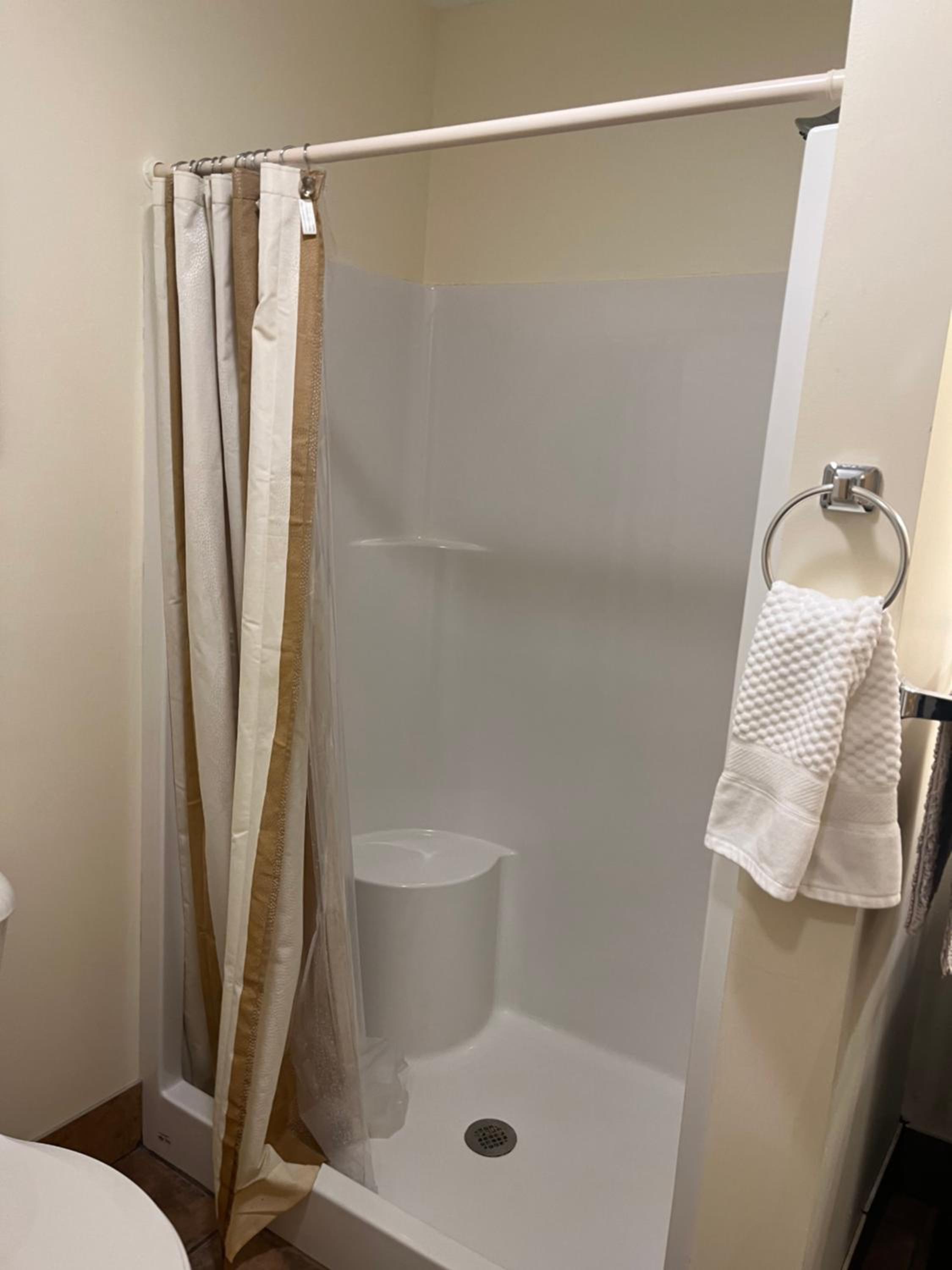 Deluxe King Suite - Photo 12