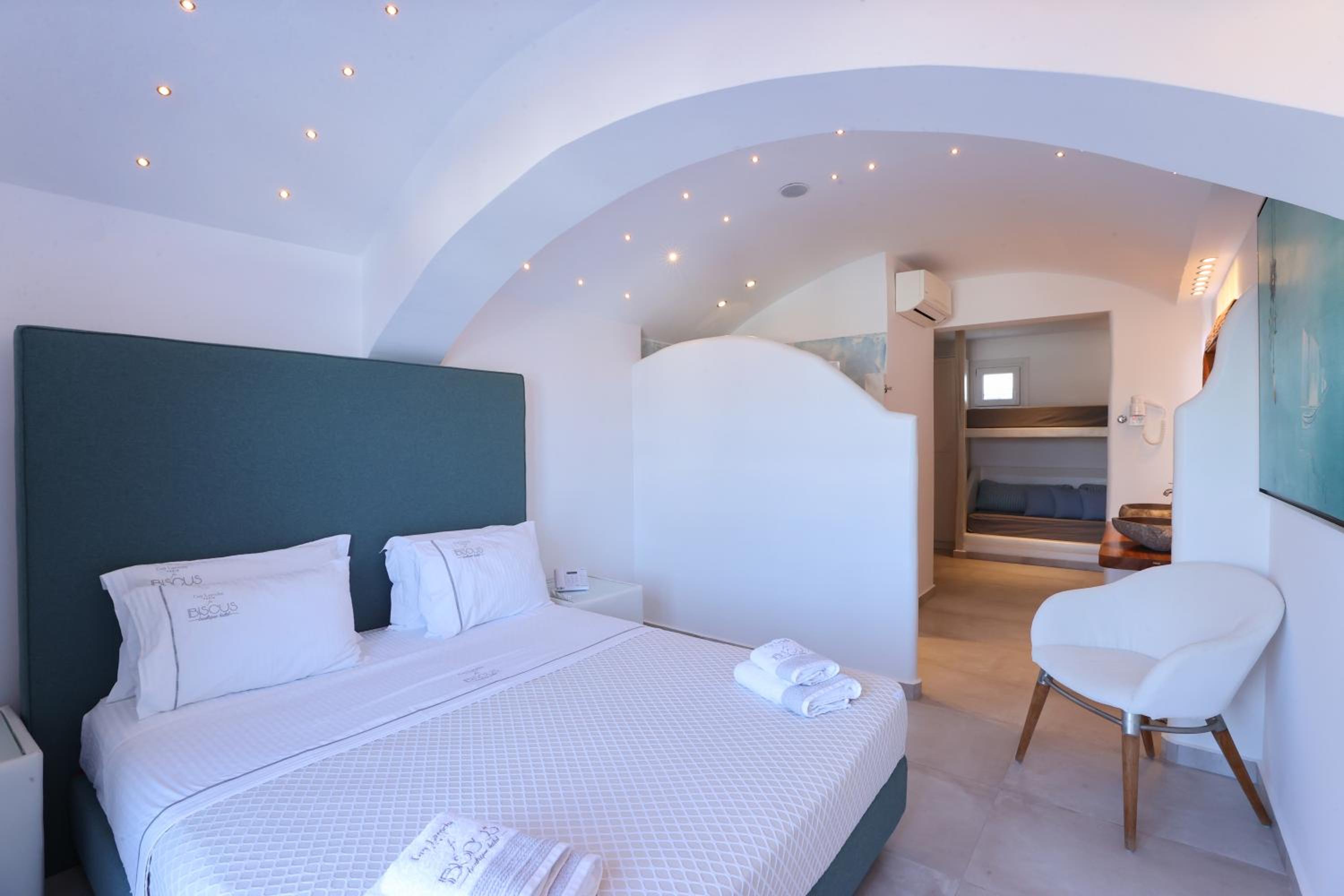 Suite with Outdoor Jacuzzi - Photo 31