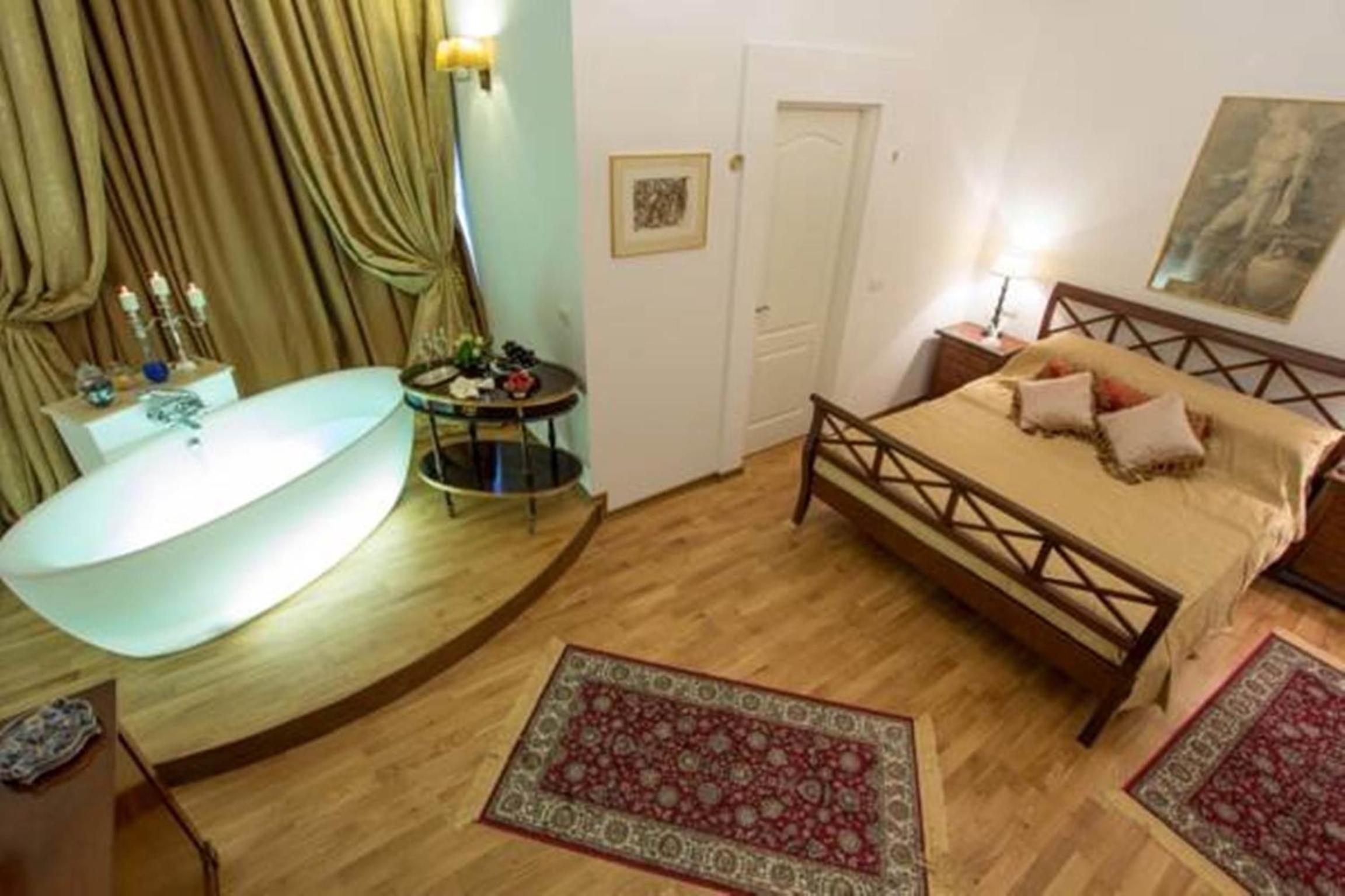 Deluxe Double Room With Bath photo 3