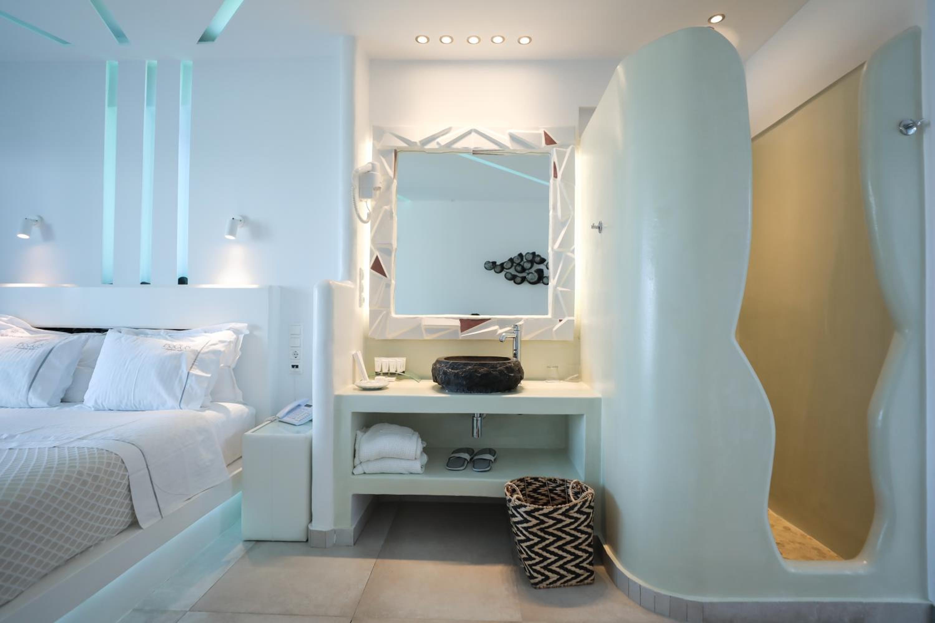 Suite with Outdoor Jacuzzi - Photo 8