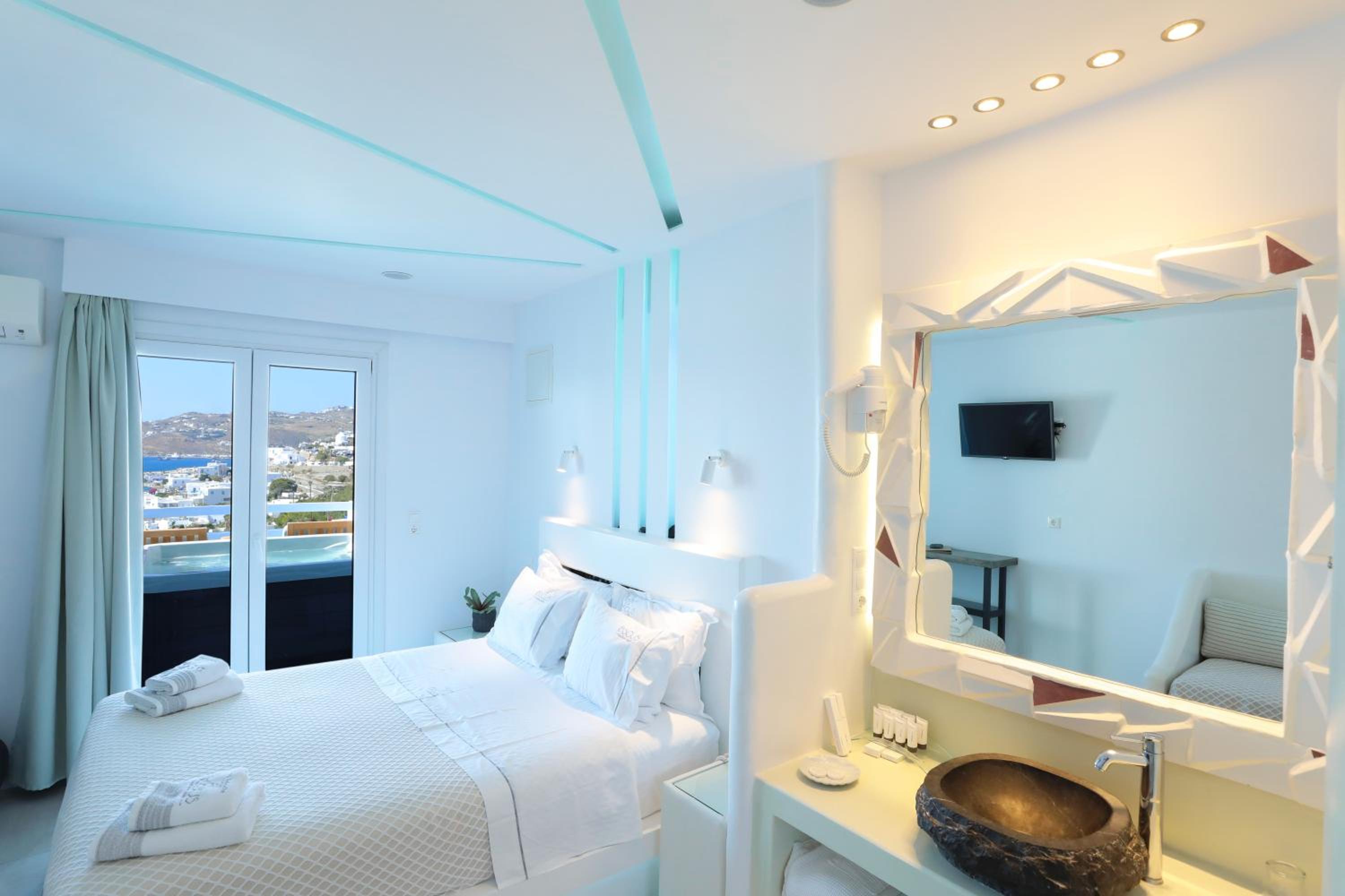 Suite with Outdoor Jacuzzi - Photo 25