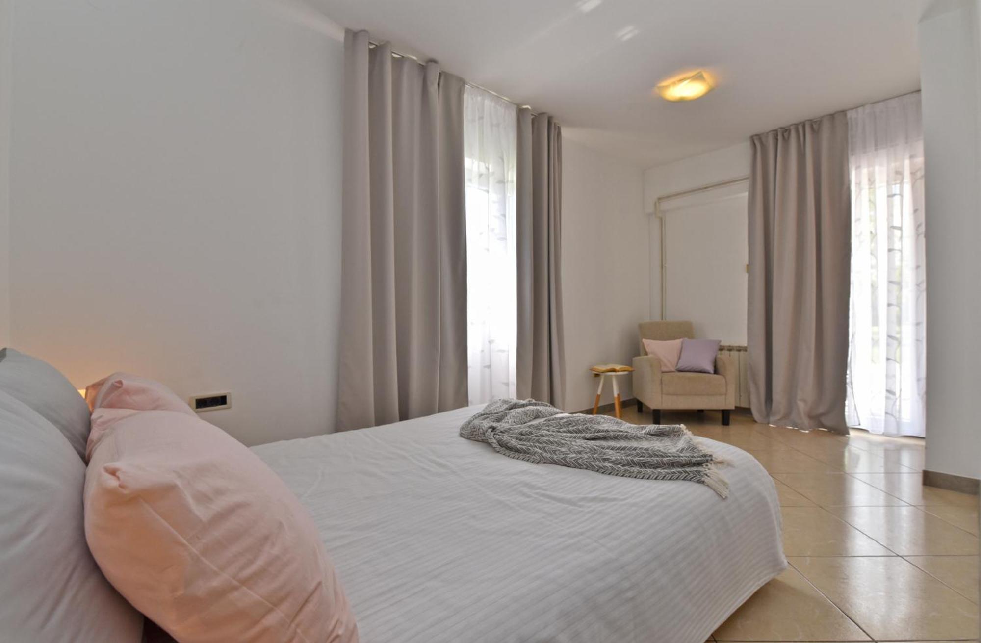 Five-Bedroom House photo 1