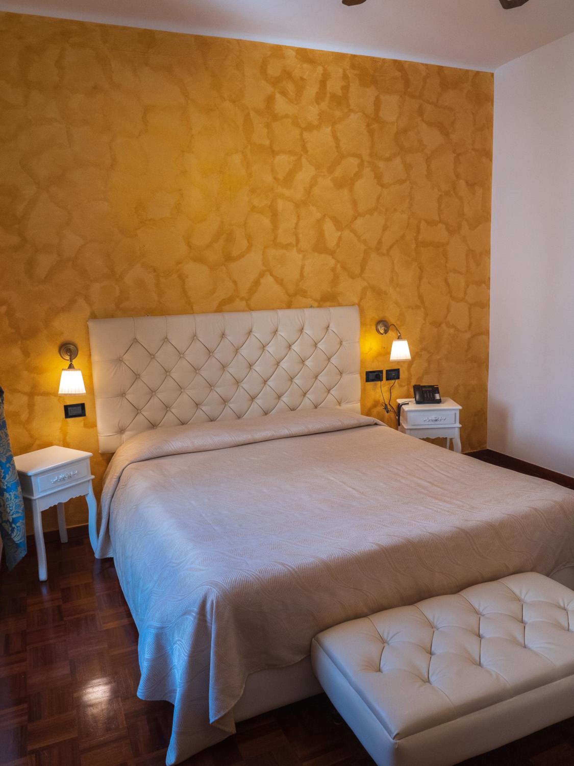 Deluxe Double or Twin Room photo 3