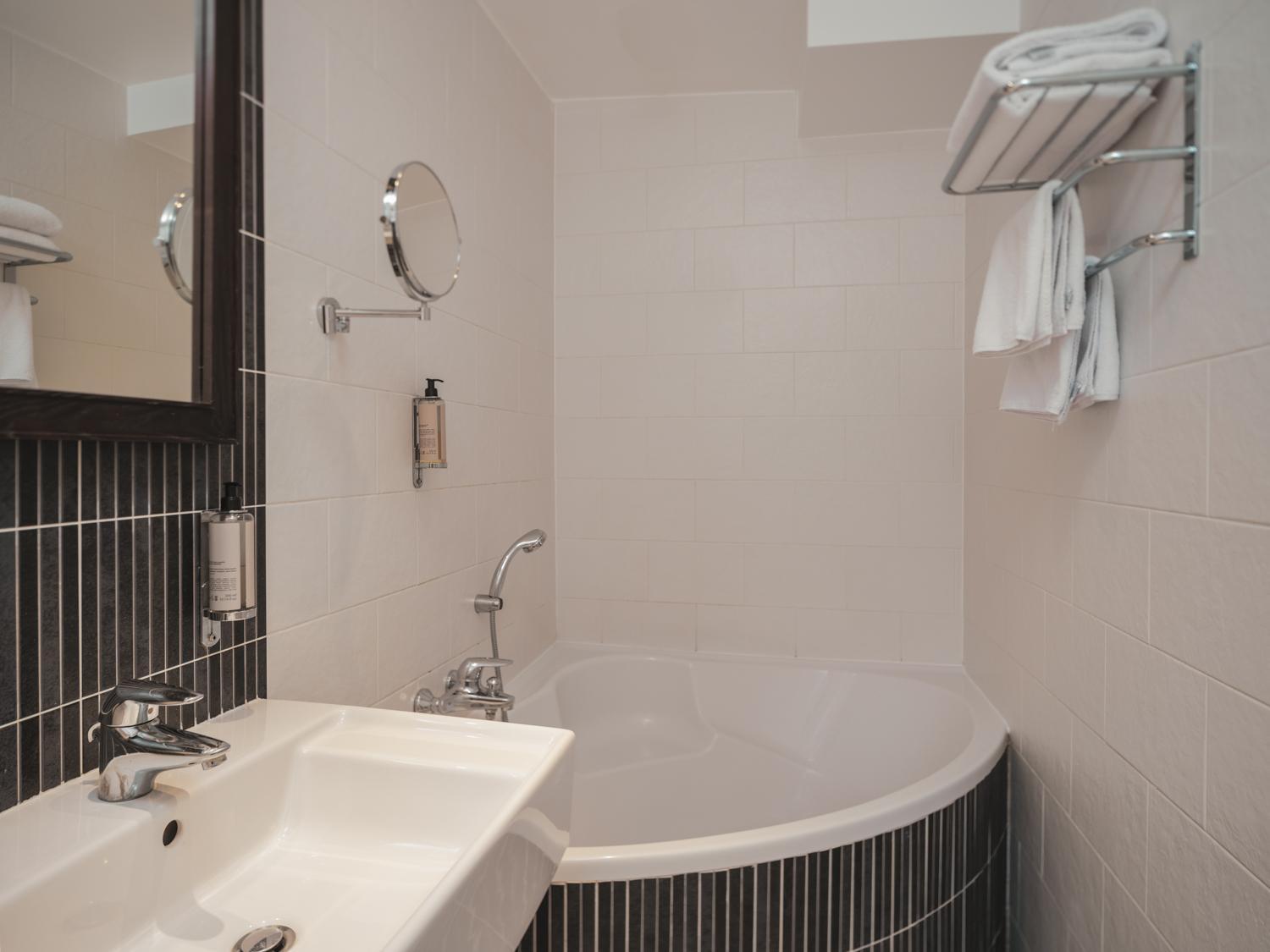  Deluxe Room with Bathtub photo 3