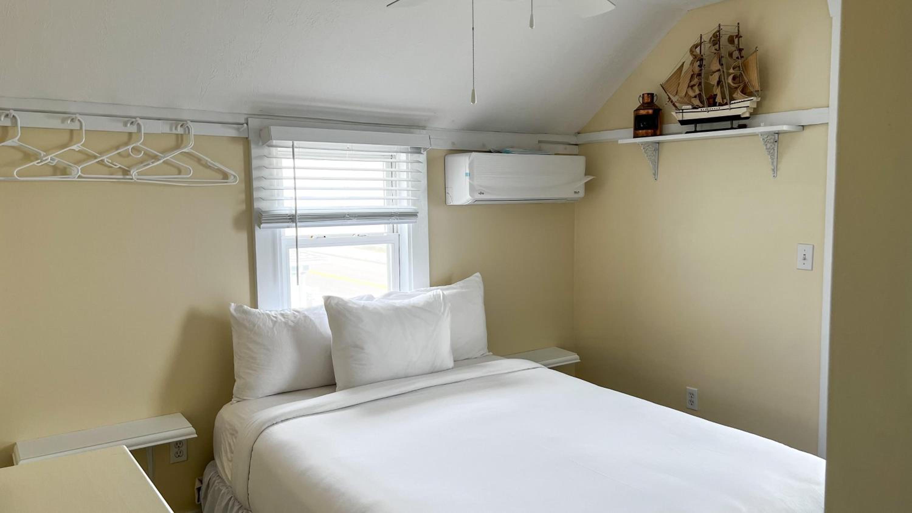 Queen Room with Sea View - Photo 2