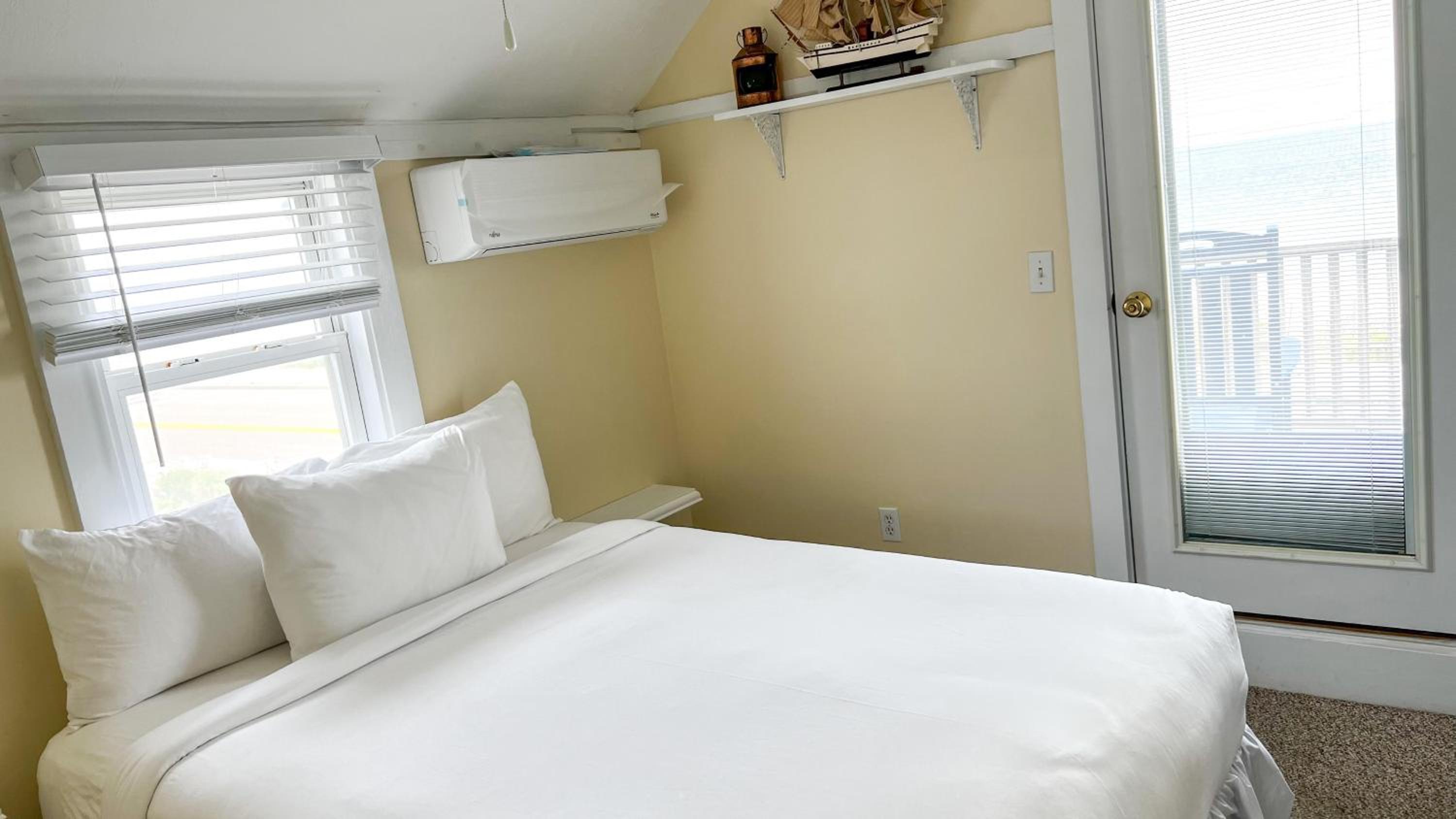 Queen Room with Sea View - Photo 6