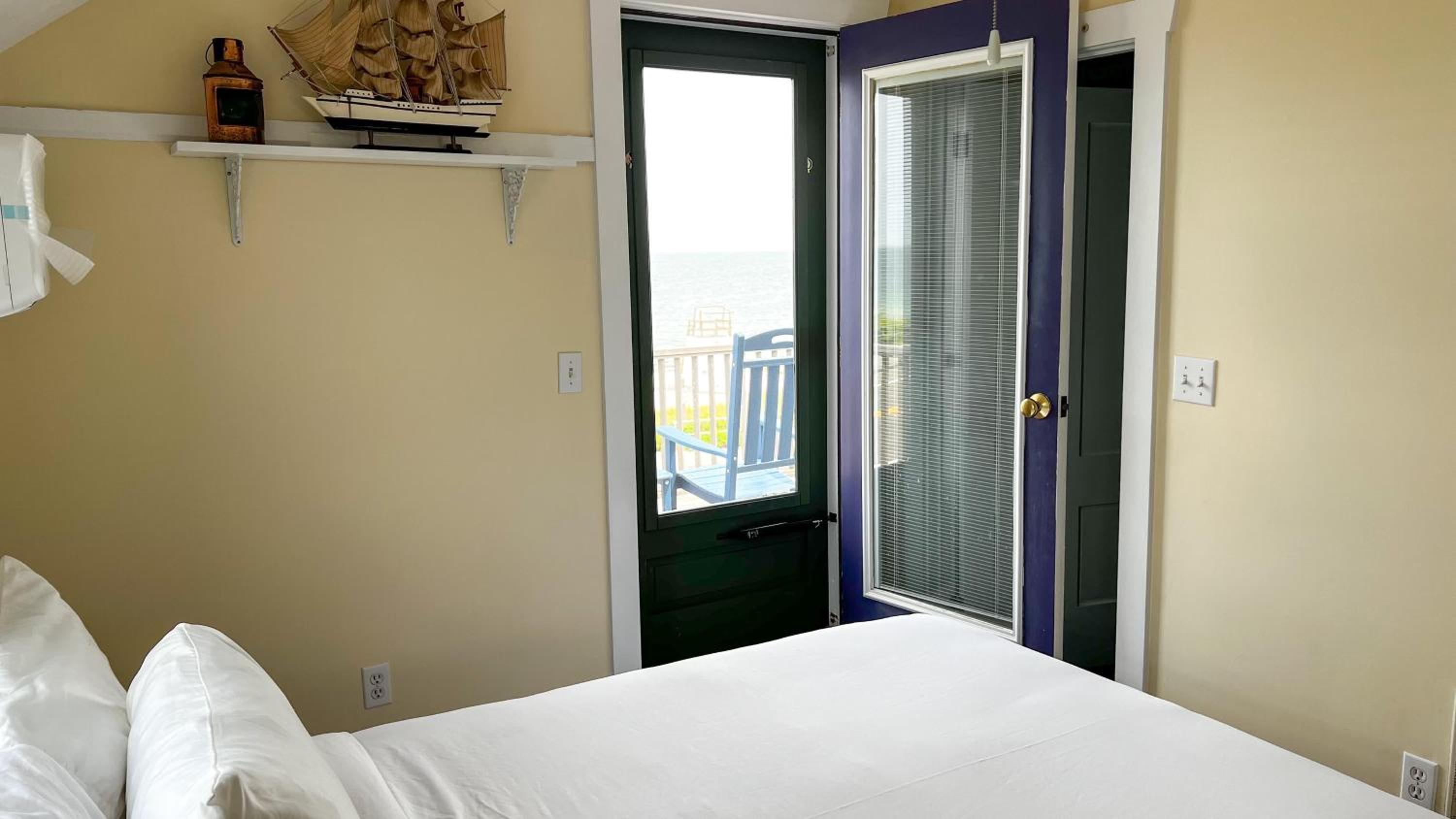 Queen Room with Sea View - Photo 4
