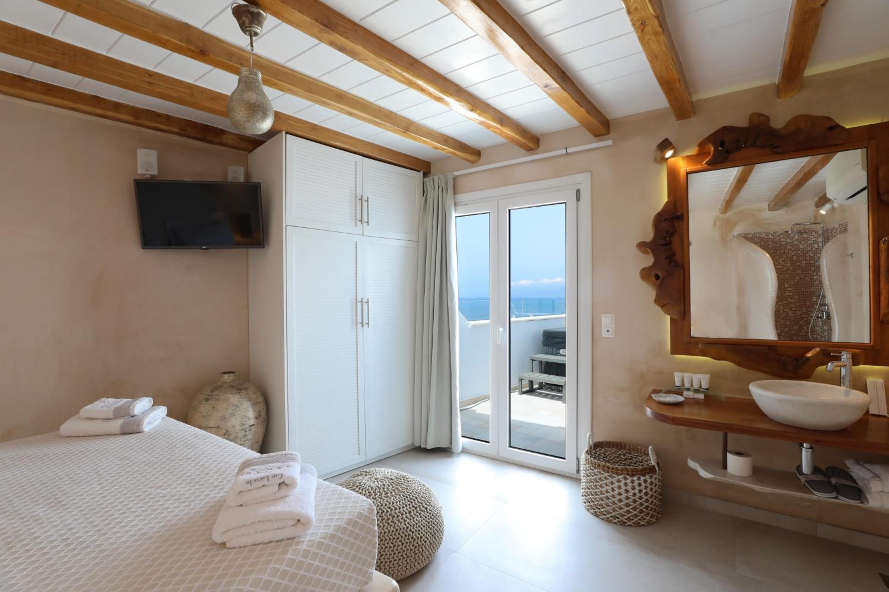 Junior Suite with Outdoor Jacuzzi photo 1