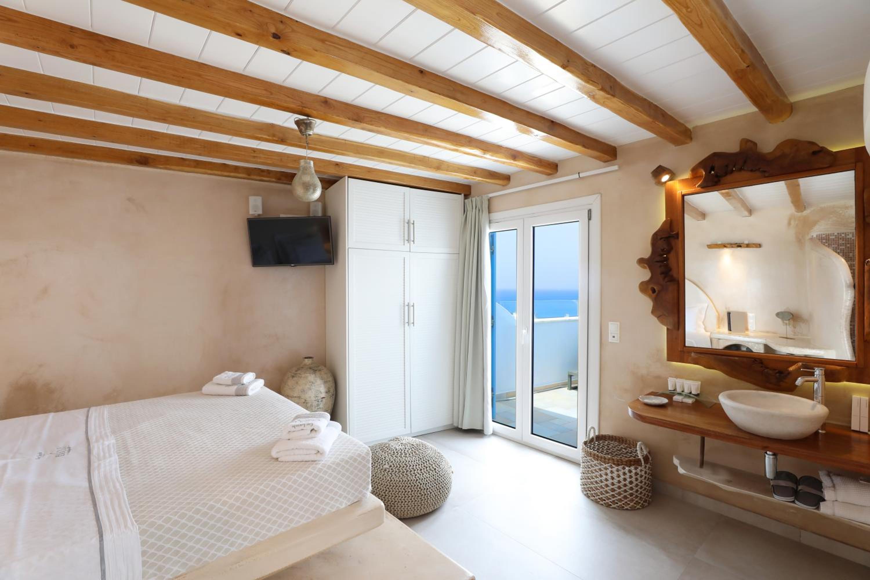 Junior Suite with Outdoor Jacuzzi photo 2