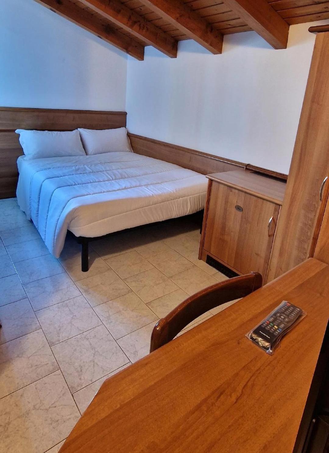 Standard Double Room - Photo 12