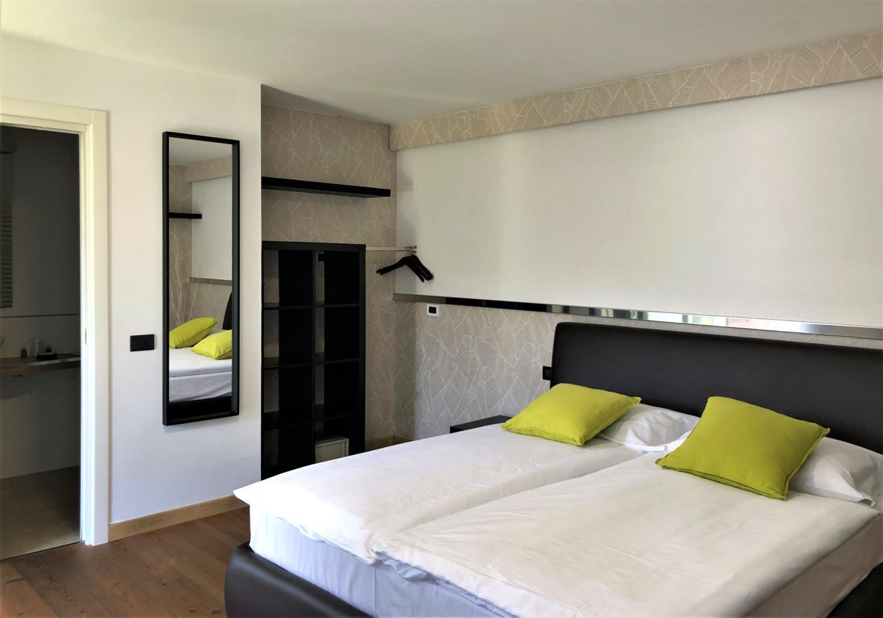 Superior Double Room with External Spa Bath - Photo 9