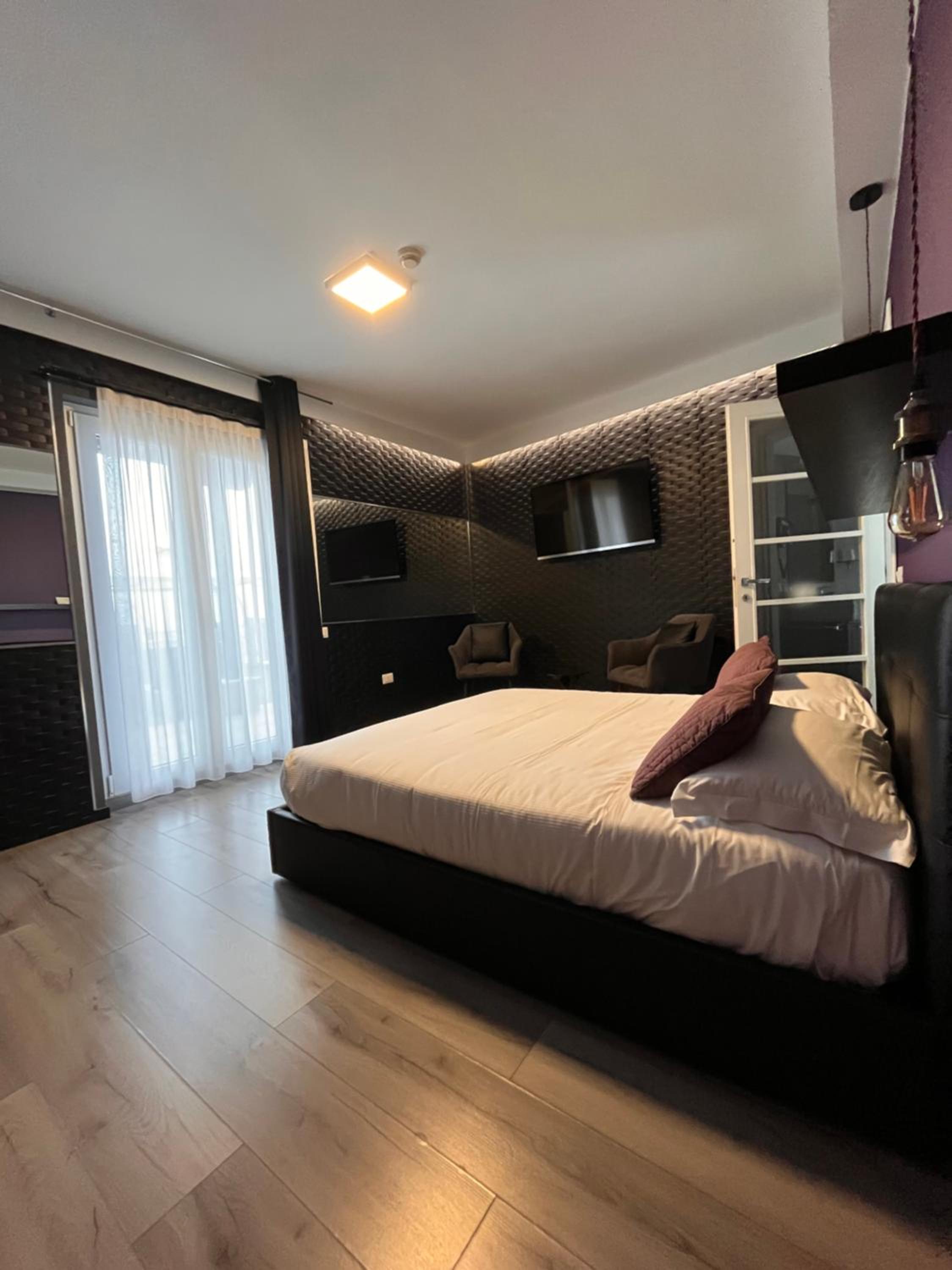 Superior Double Room with External Spa Bath - Photo 11