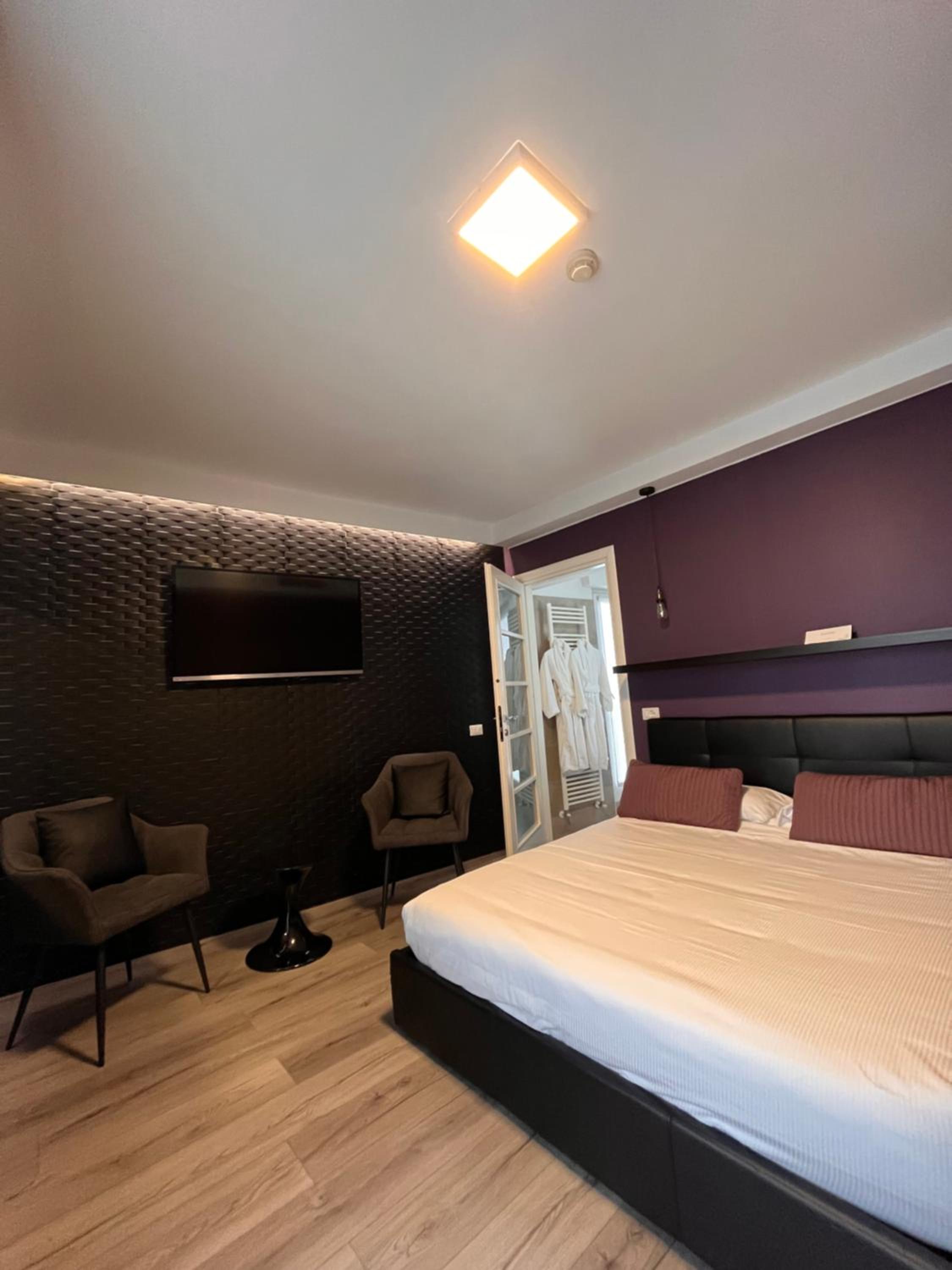 Superior Double Room with External Spa Bath - Photo 4