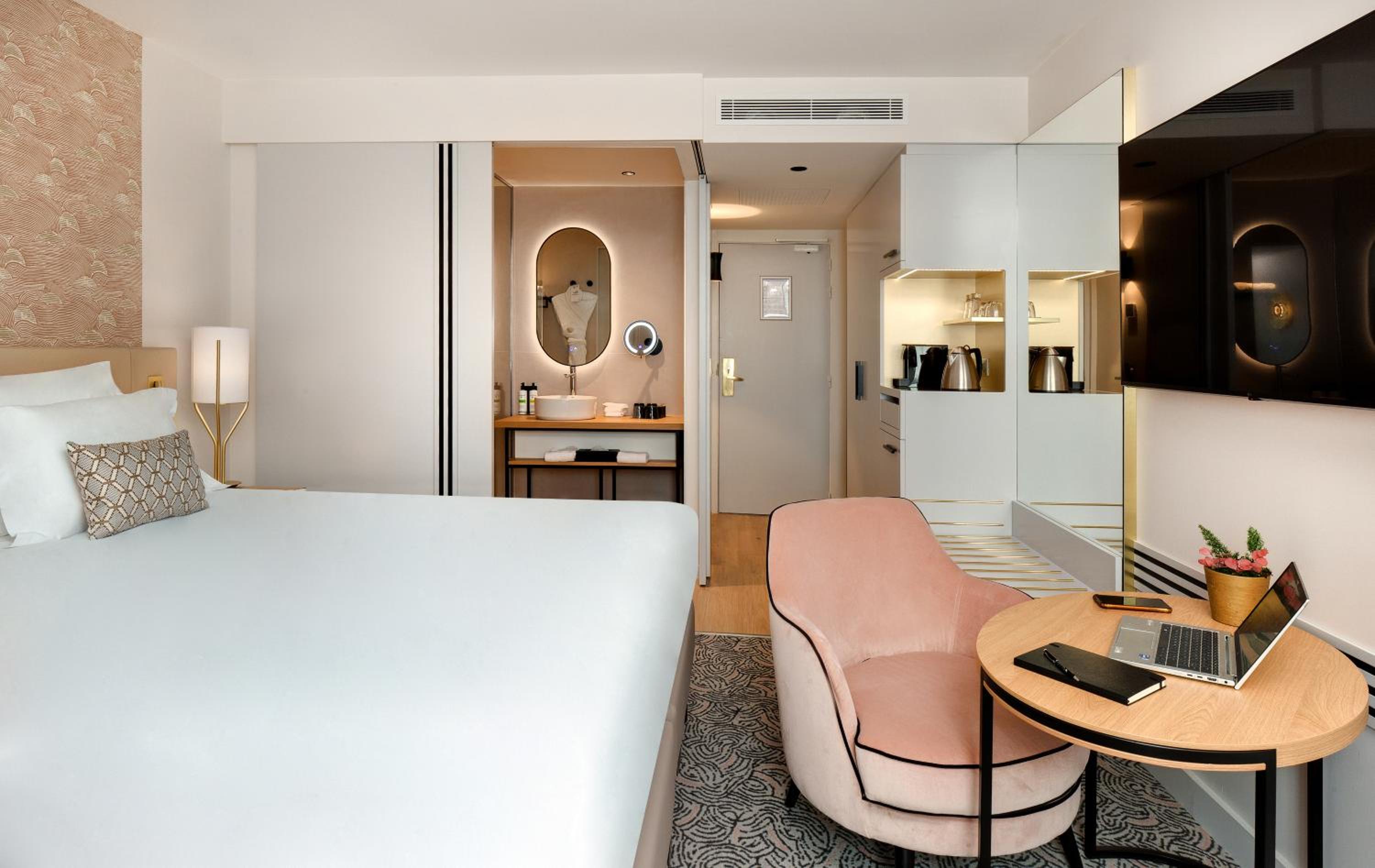 Deluxe King Room - Photo 3