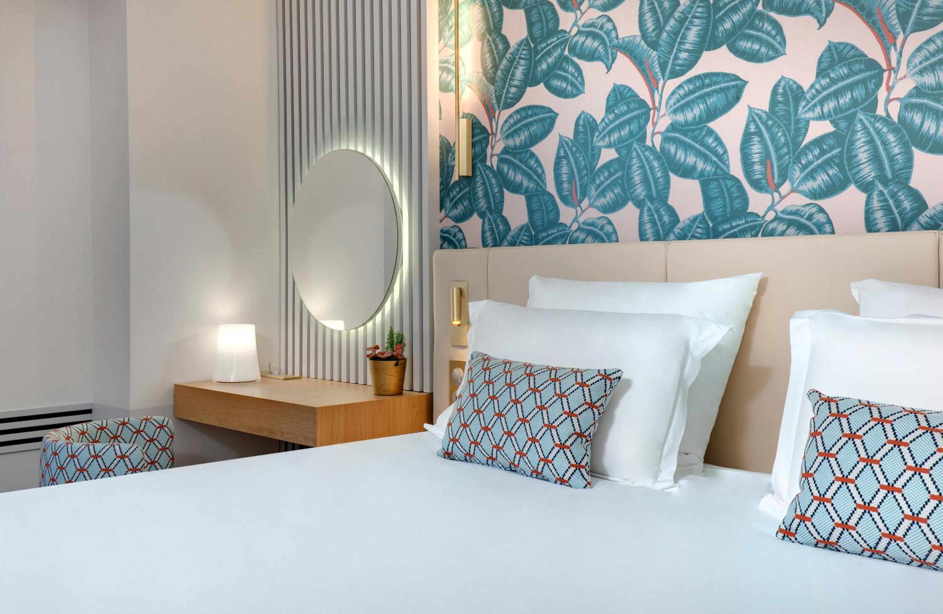 Deluxe King Room - Photo 7
