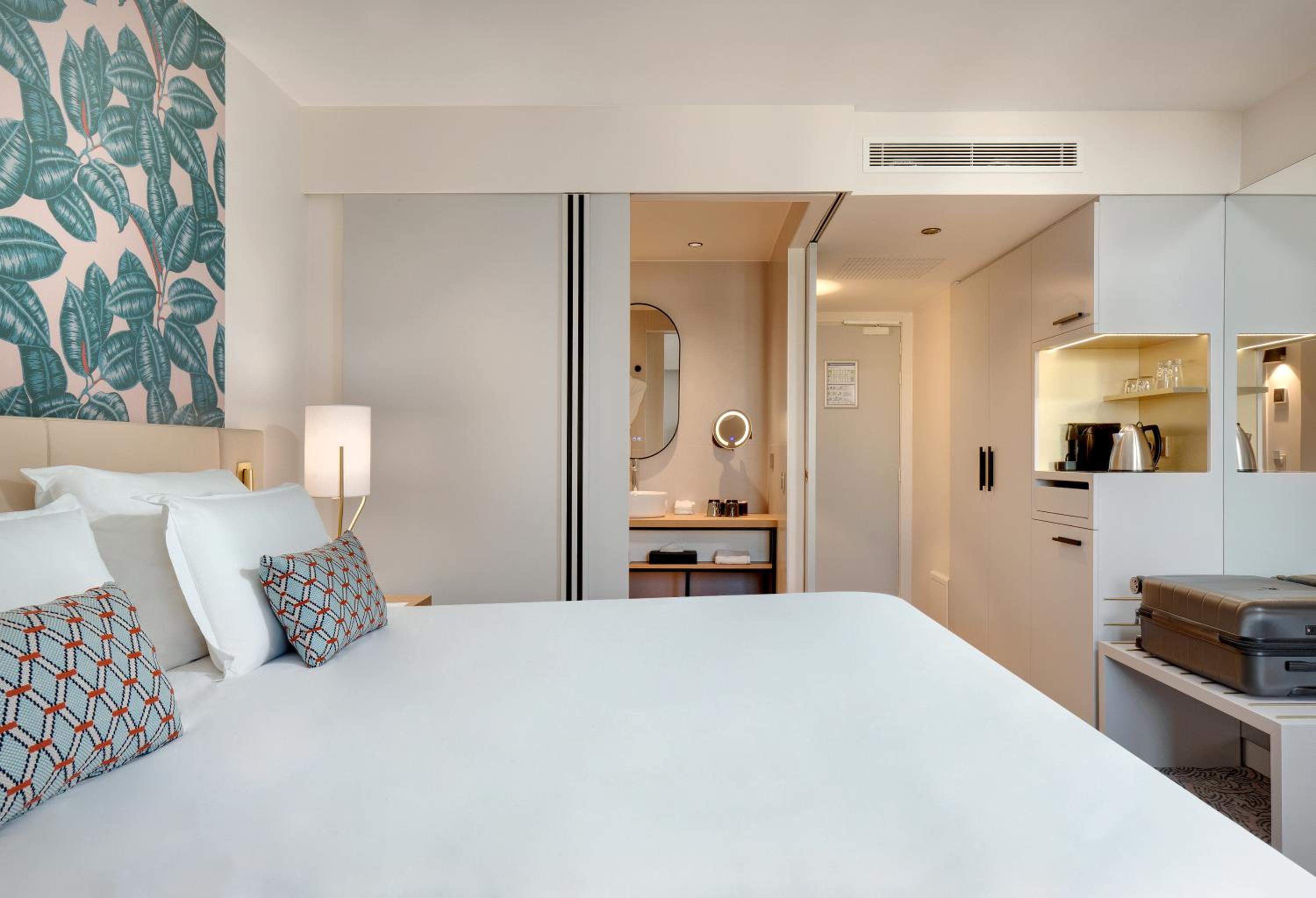 Deluxe King Room - Photo 8