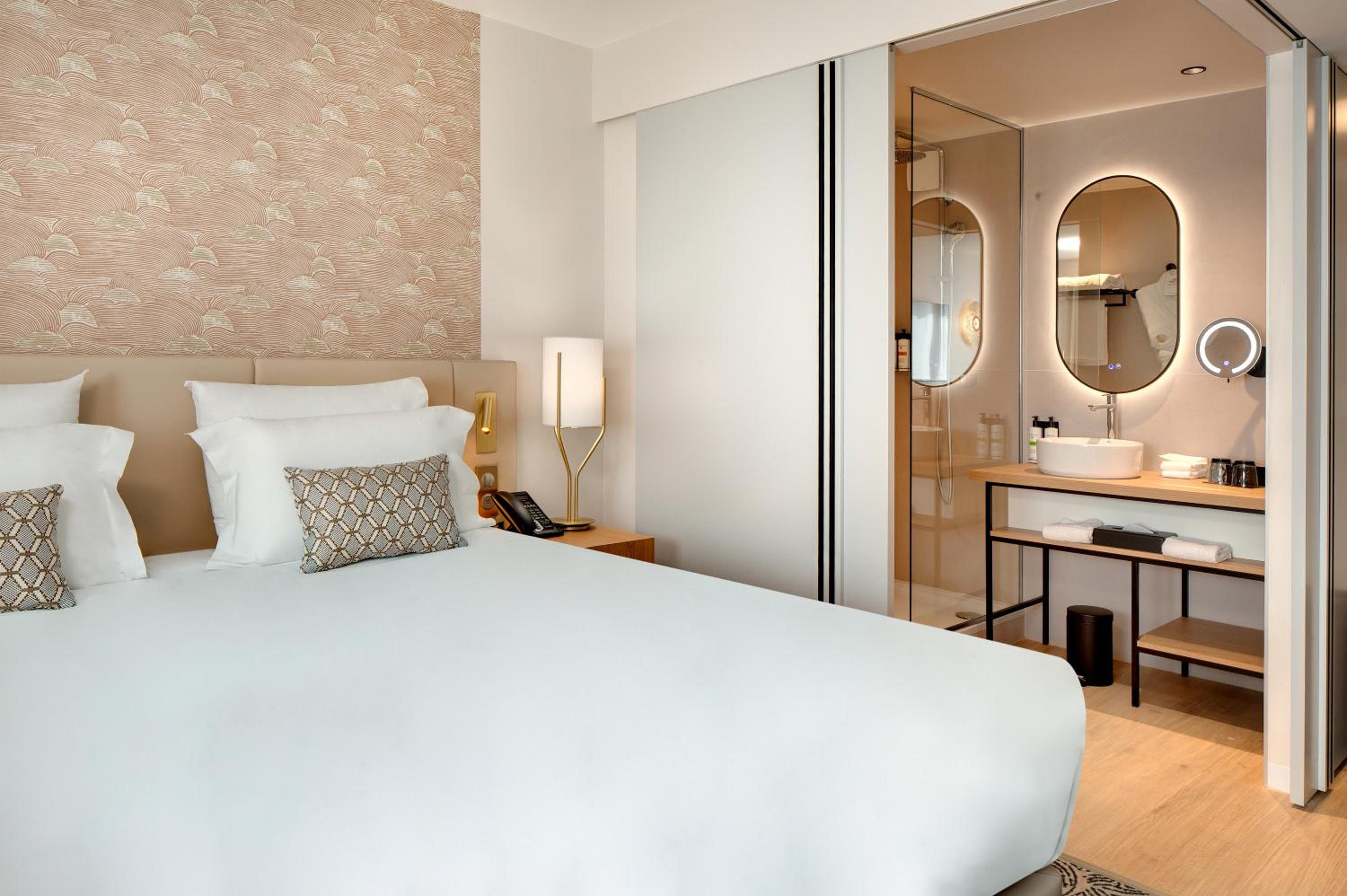 Deluxe King Room - Photo 2