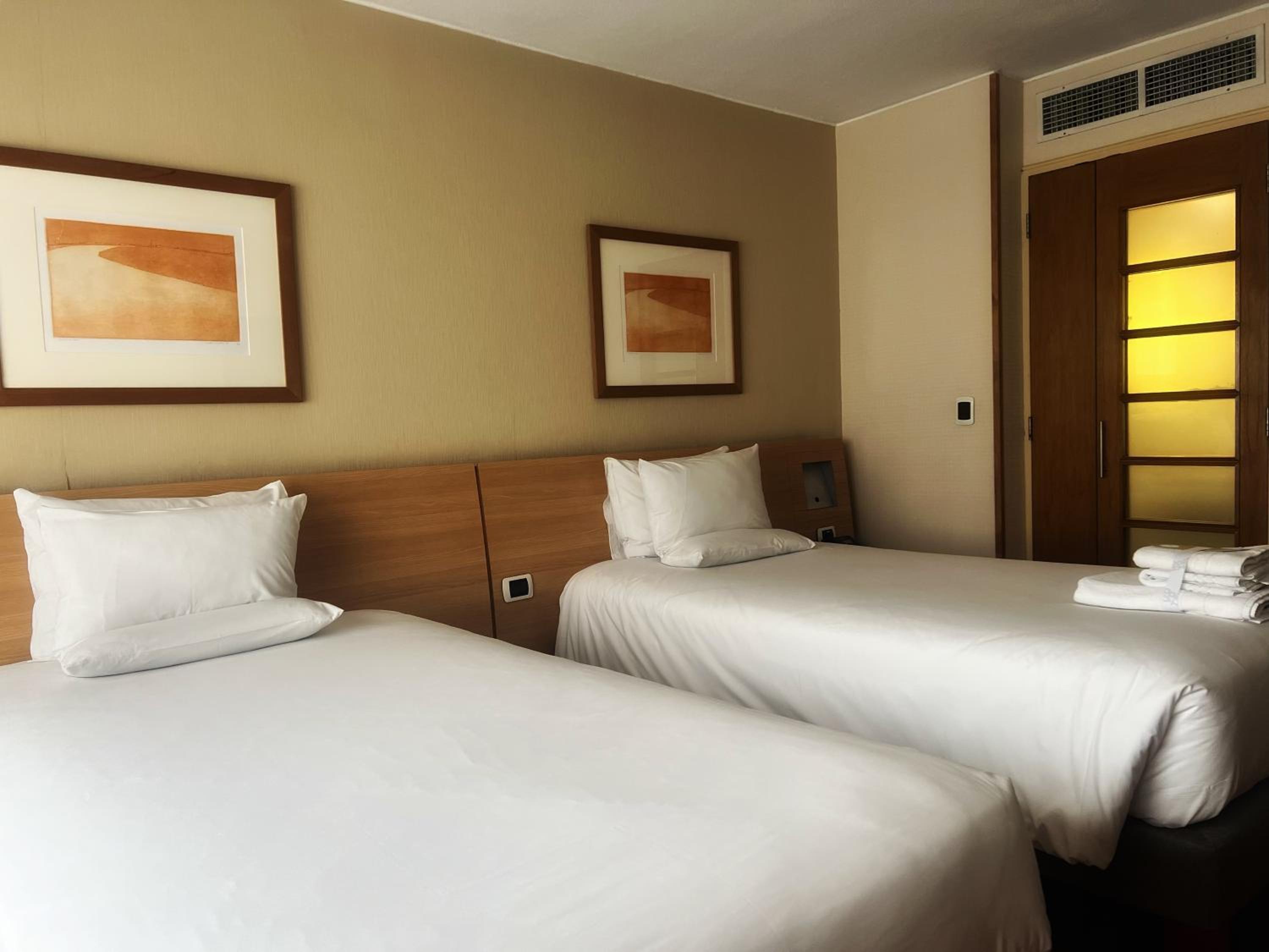 Standard Twin Room - Photo 9