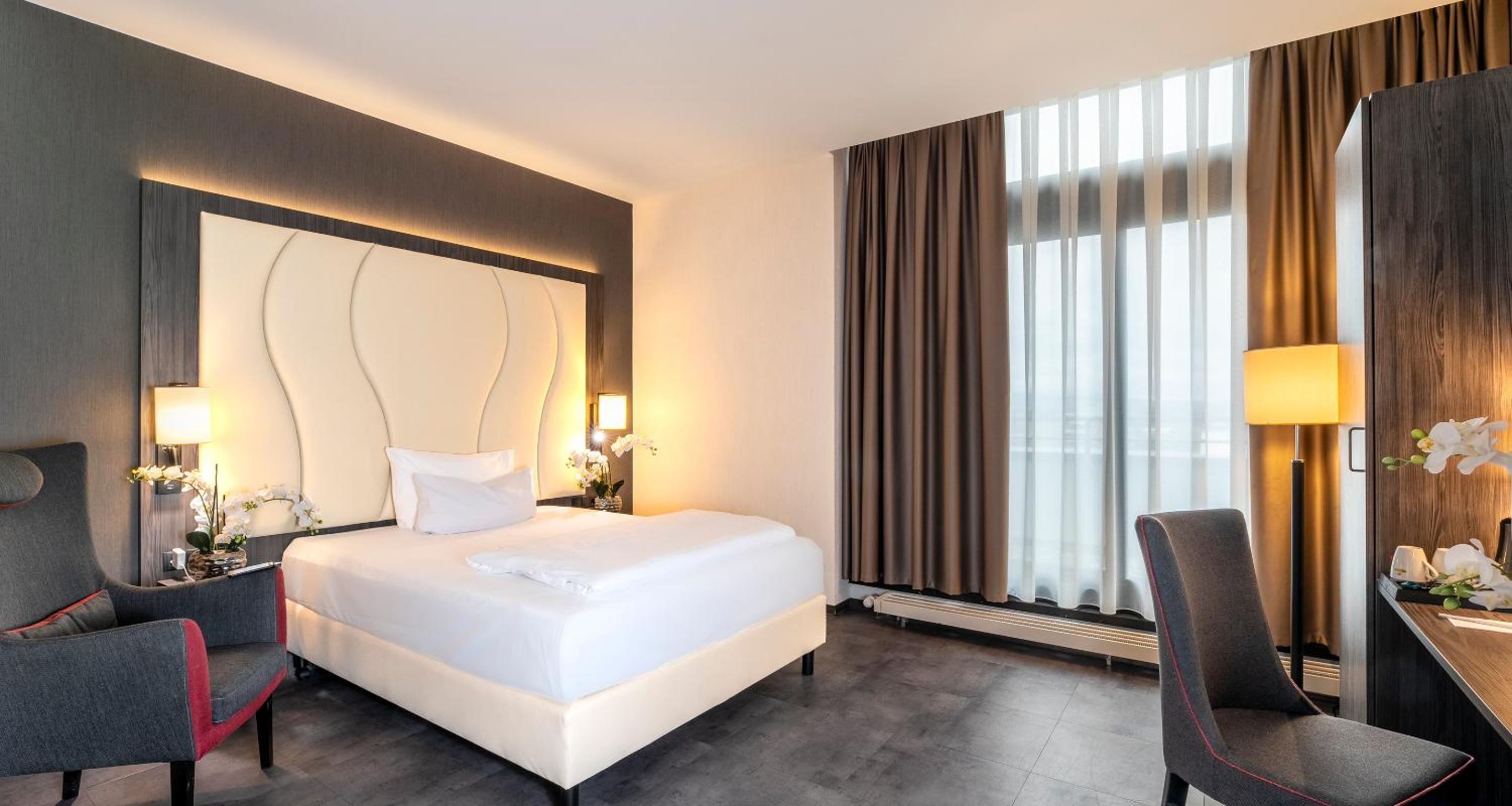 Superior Triple Room with One Double and One Single Bed - Photo 2